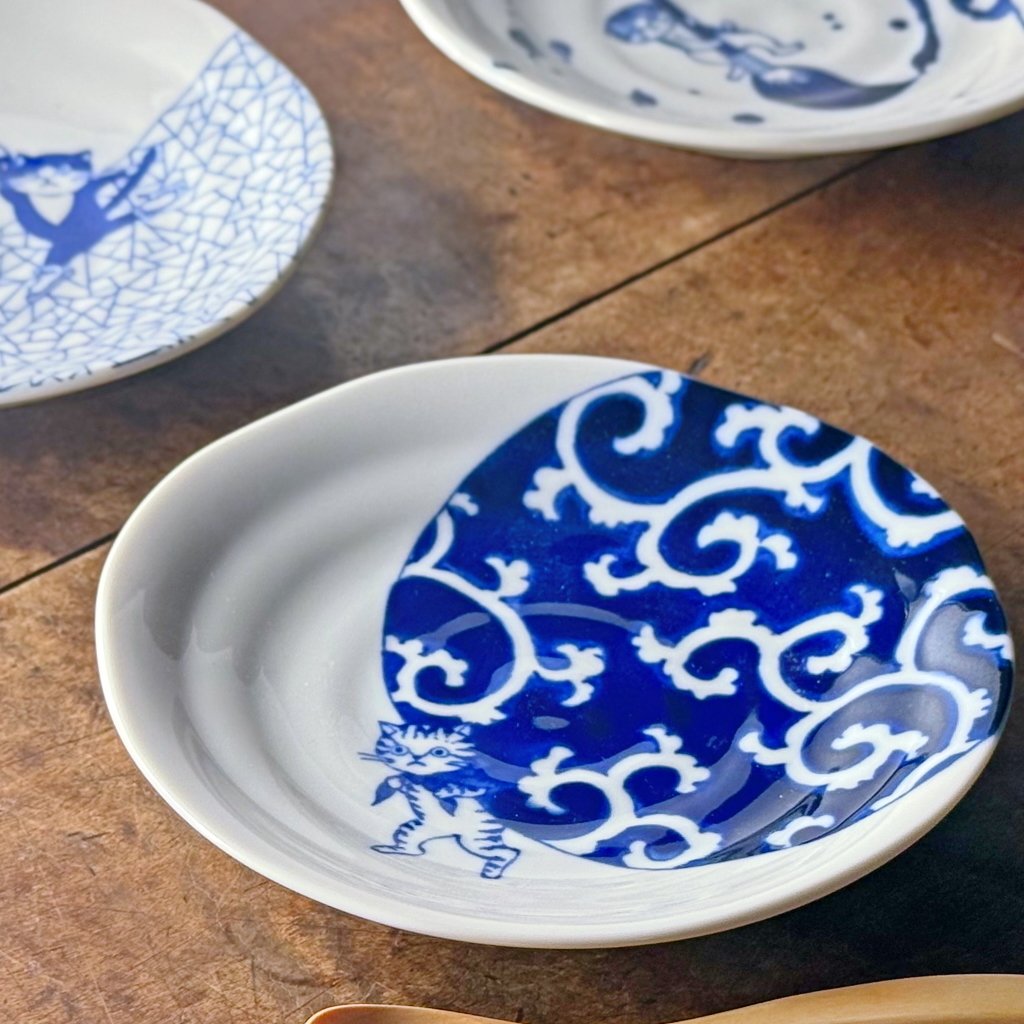 梅の花と月の模様の陶器皿