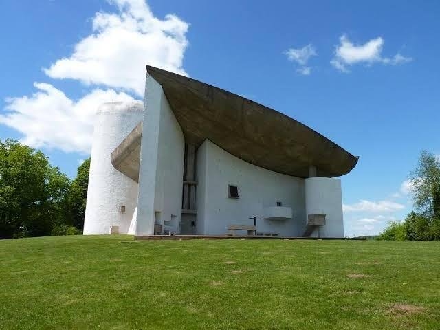 ル・コルビュジエ ロンシャン礼拝堂 ル・コルビジェの建築美 ロンシャン礼拝堂 ｜リージェンシー