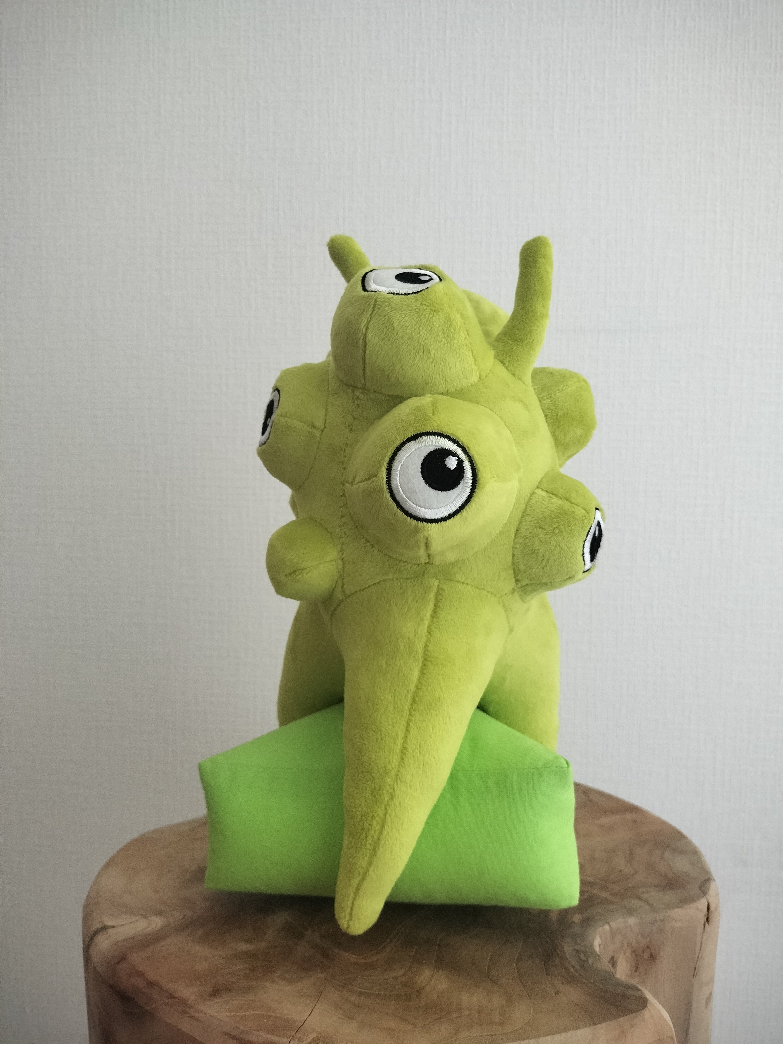 レネ　ぬいぐるみ レネちゃんにクッションを作る｜K