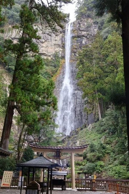 0396 約2700年前、初代天皇が光り輝く山に見つけた「那智の滝