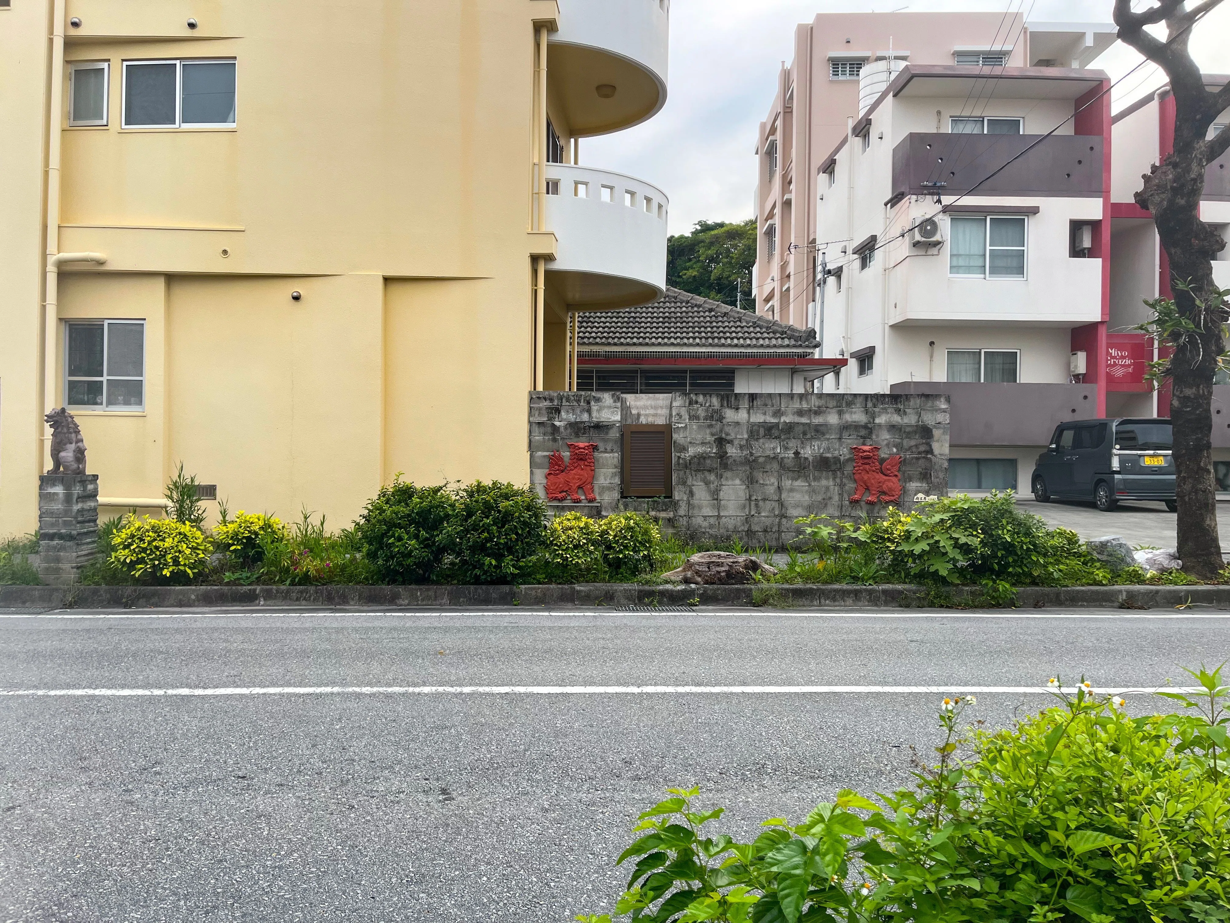 沖縄の「シーサーがいっぱいいる」だけの道｜eni y