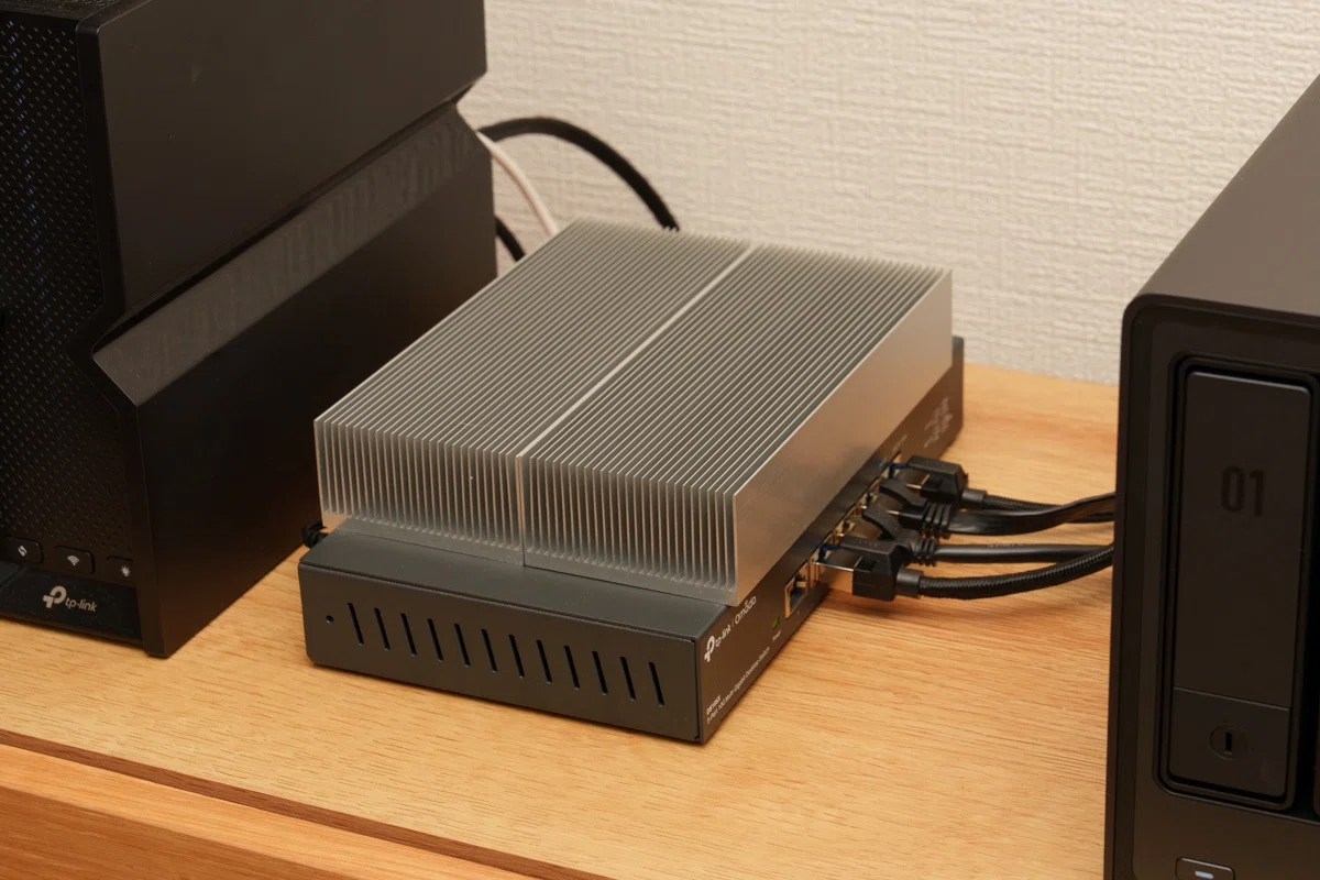 ヒートシンクを載せたスイッチングハブ