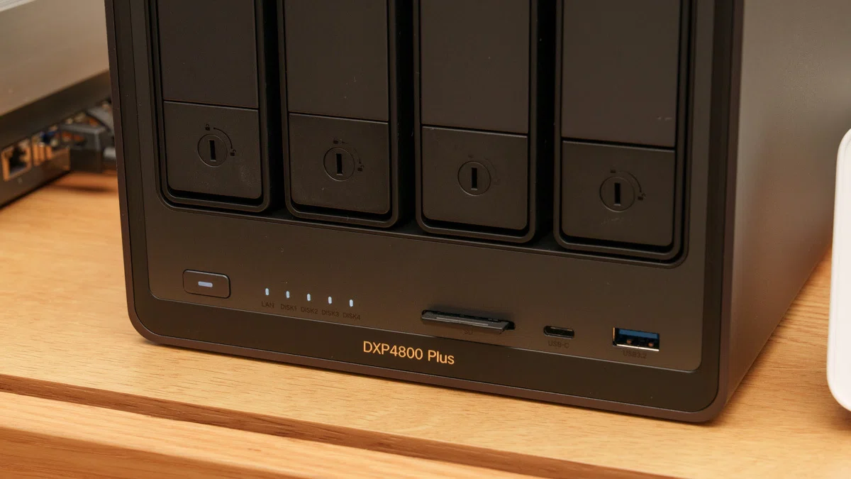 UGREEN DXP4800 PlusにSDカードを挿している様子