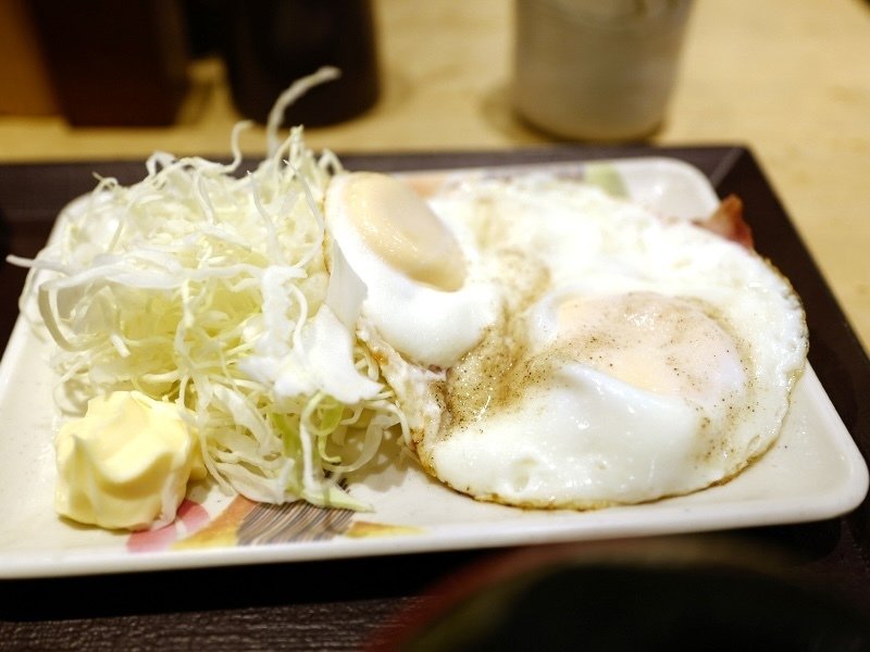 目玉焼きという名のベーコンエッグの定食で朝｜サカキシンイチロウ