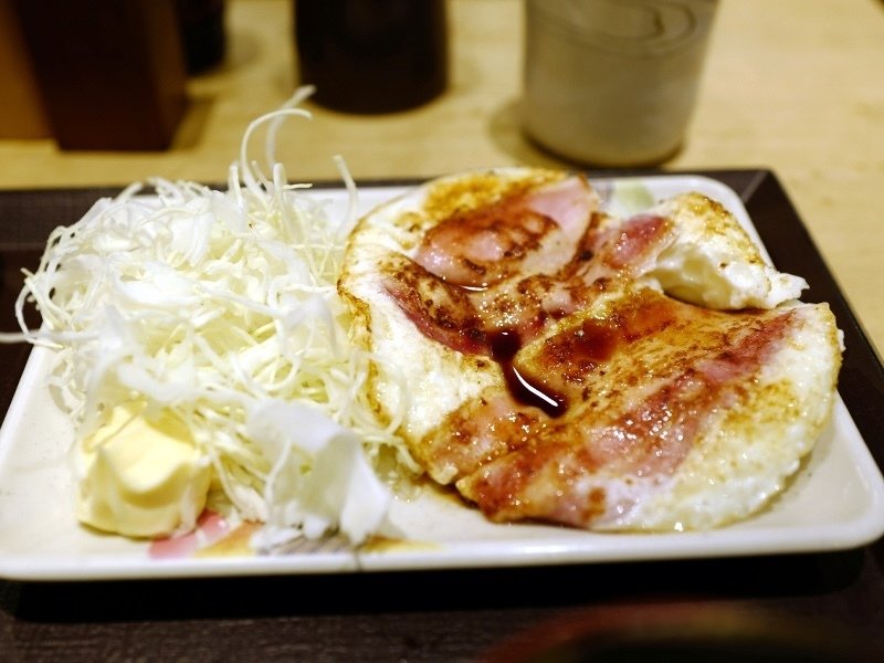 目玉焼きという名のベーコンエッグの定食で朝｜サカキシンイチロウ