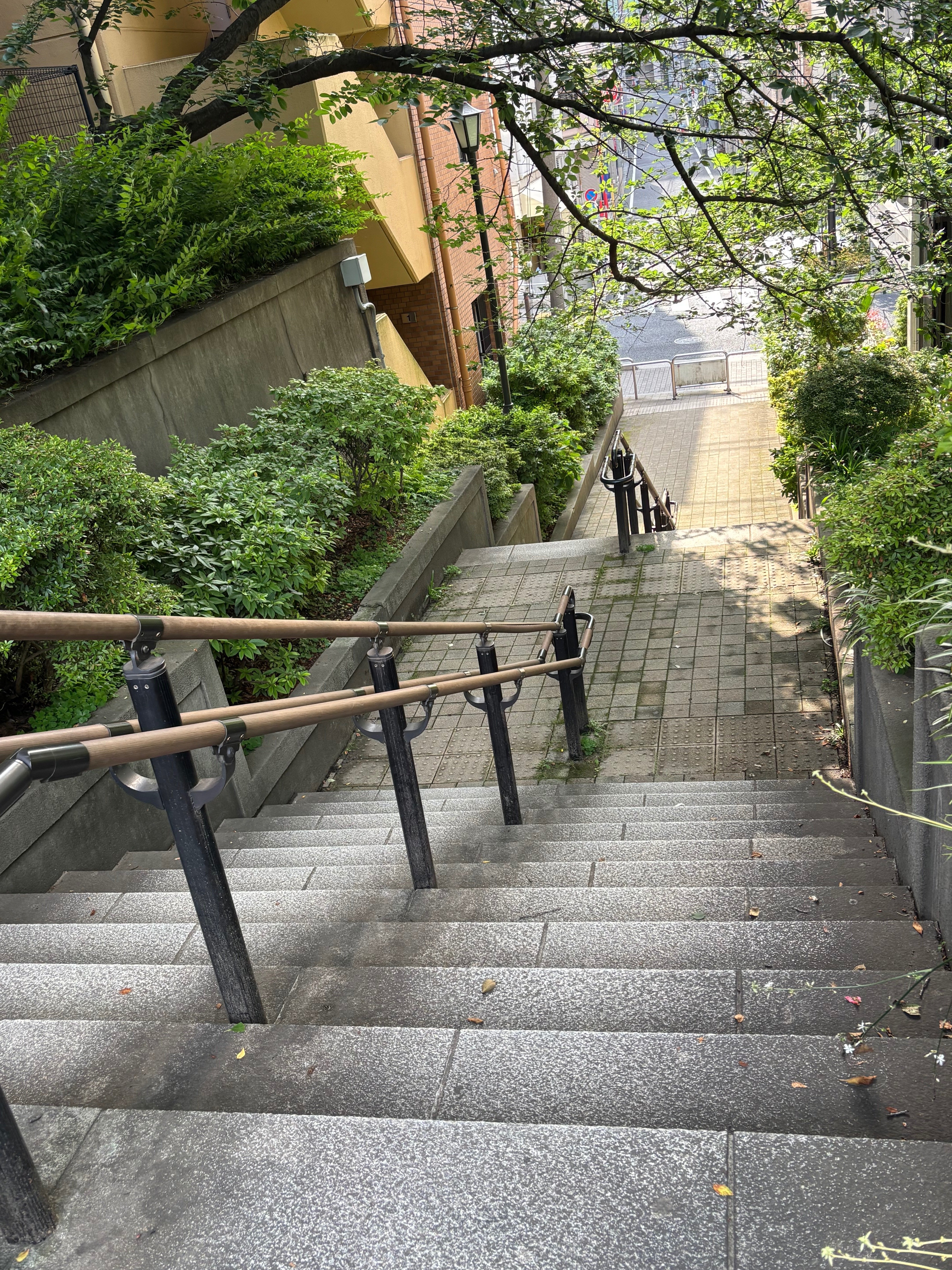 みときち　オープンカーの探偵犬　階段のある風景 It is believed to be an artificial object from 100 years ago