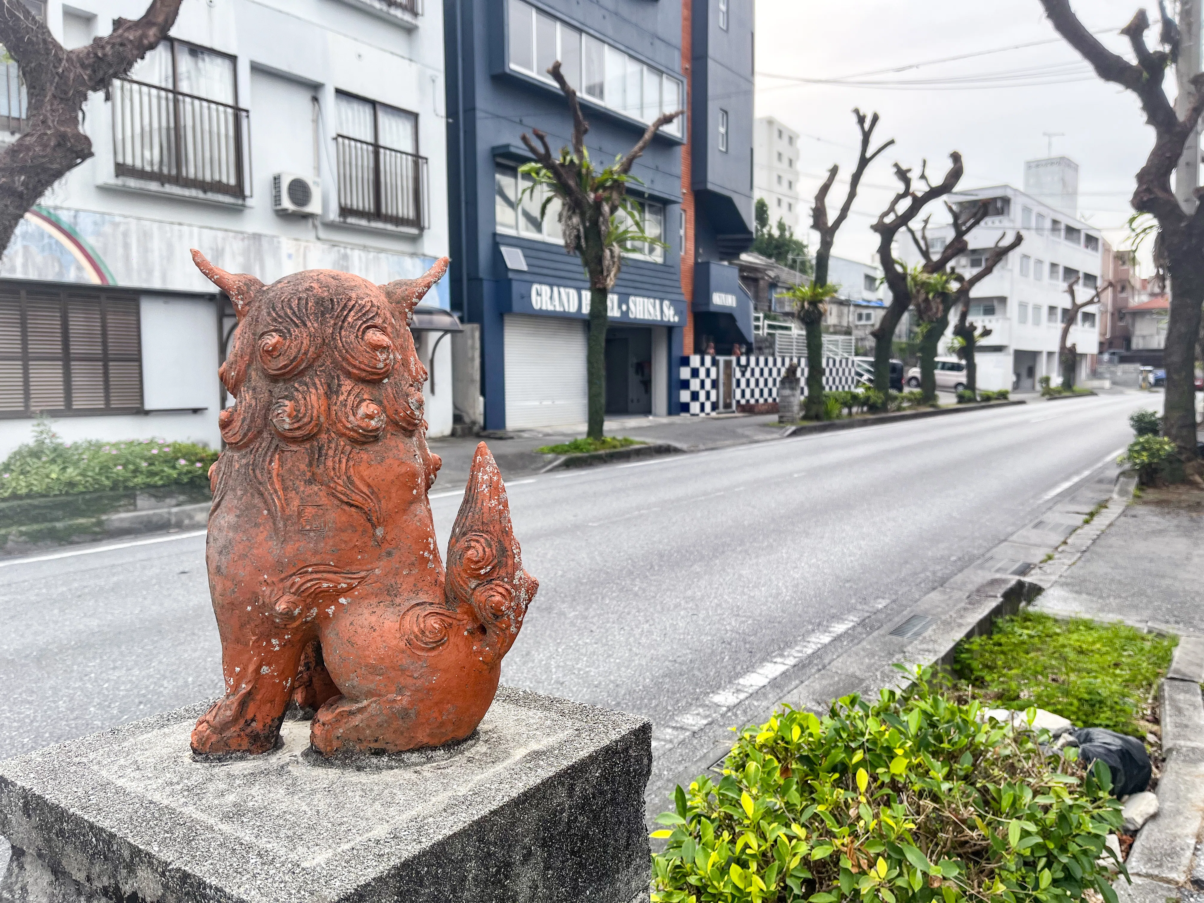 沖縄の「シーサーがいっぱいいる」だけの道｜eni y