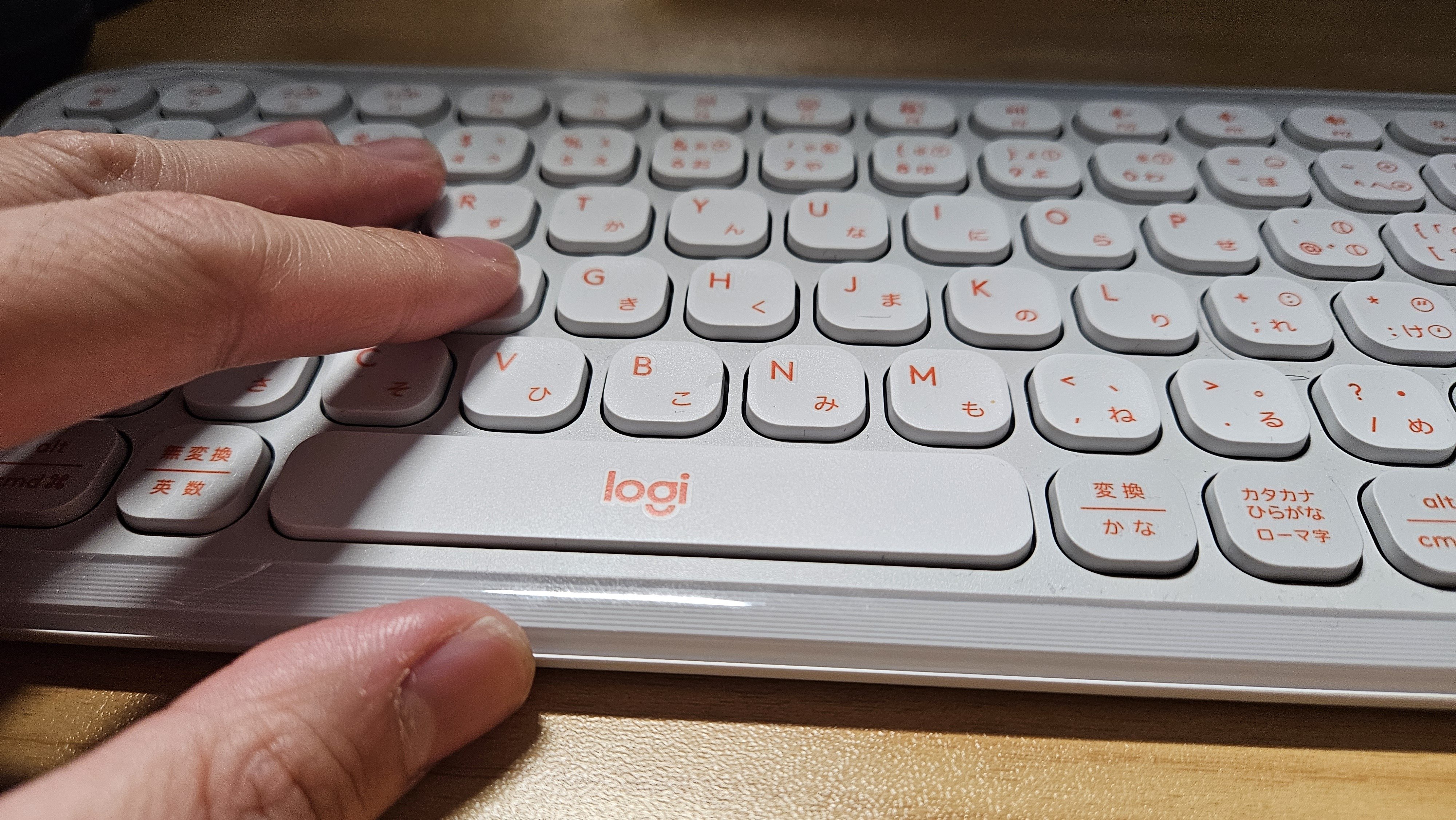 Logicool POP ICON KEYSレビュー！デスクを彩る、オレンジと白の