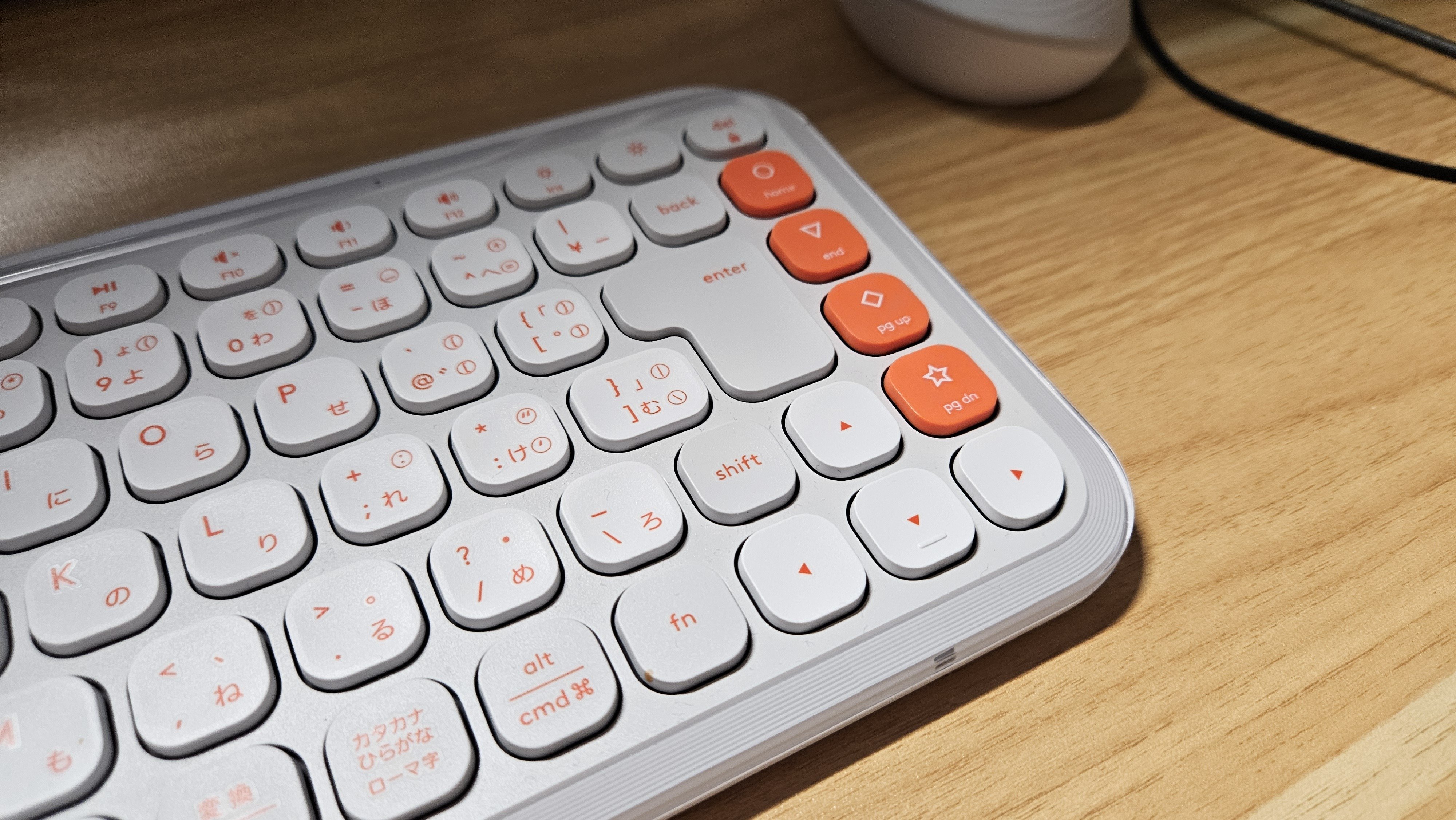 Logicool POP ICON KEYSレビュー！デスクを彩る、オレンジと白の