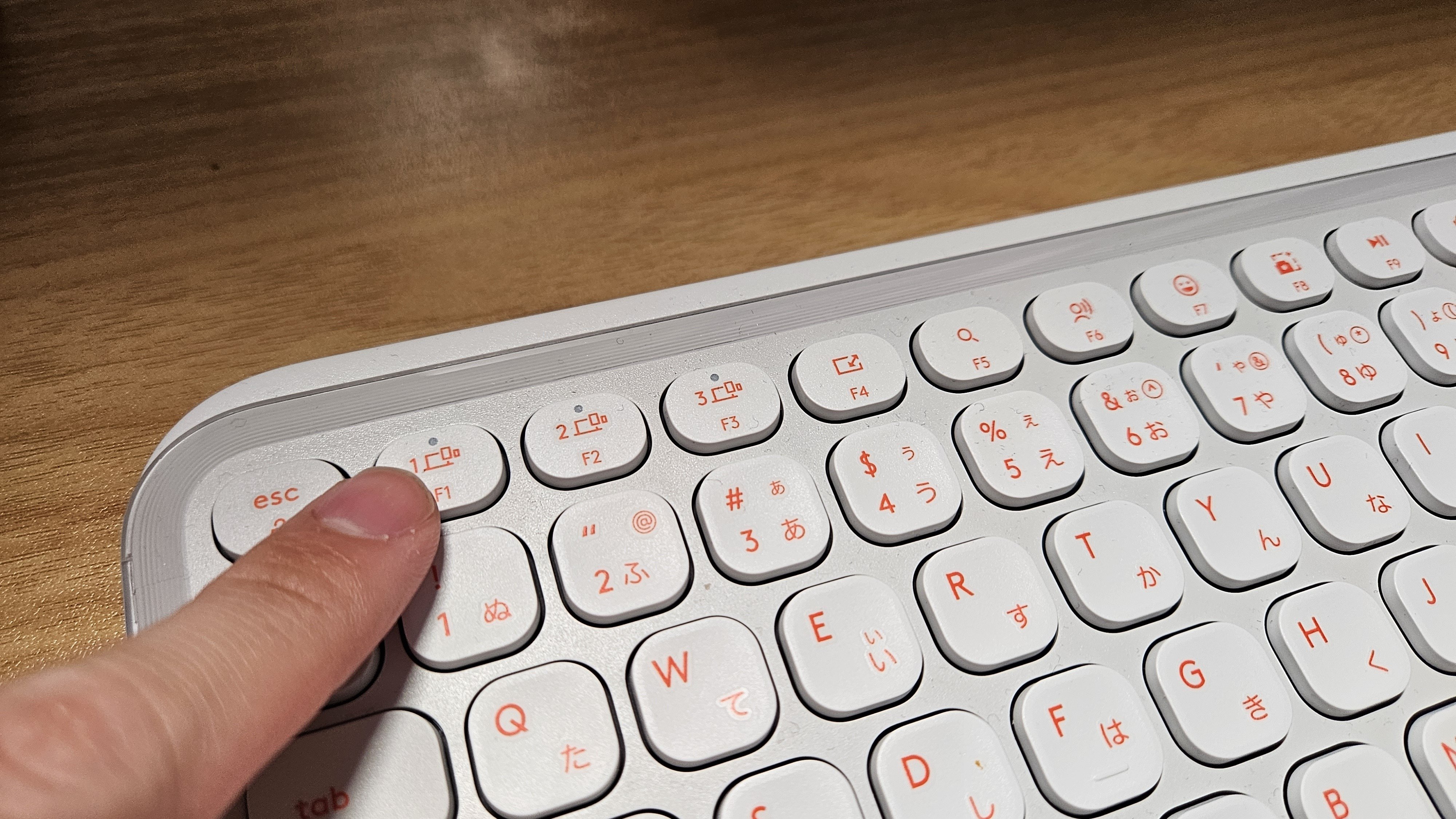 Logicool POP ICON KEYSレビュー！デスクを彩る、オレンジと白の