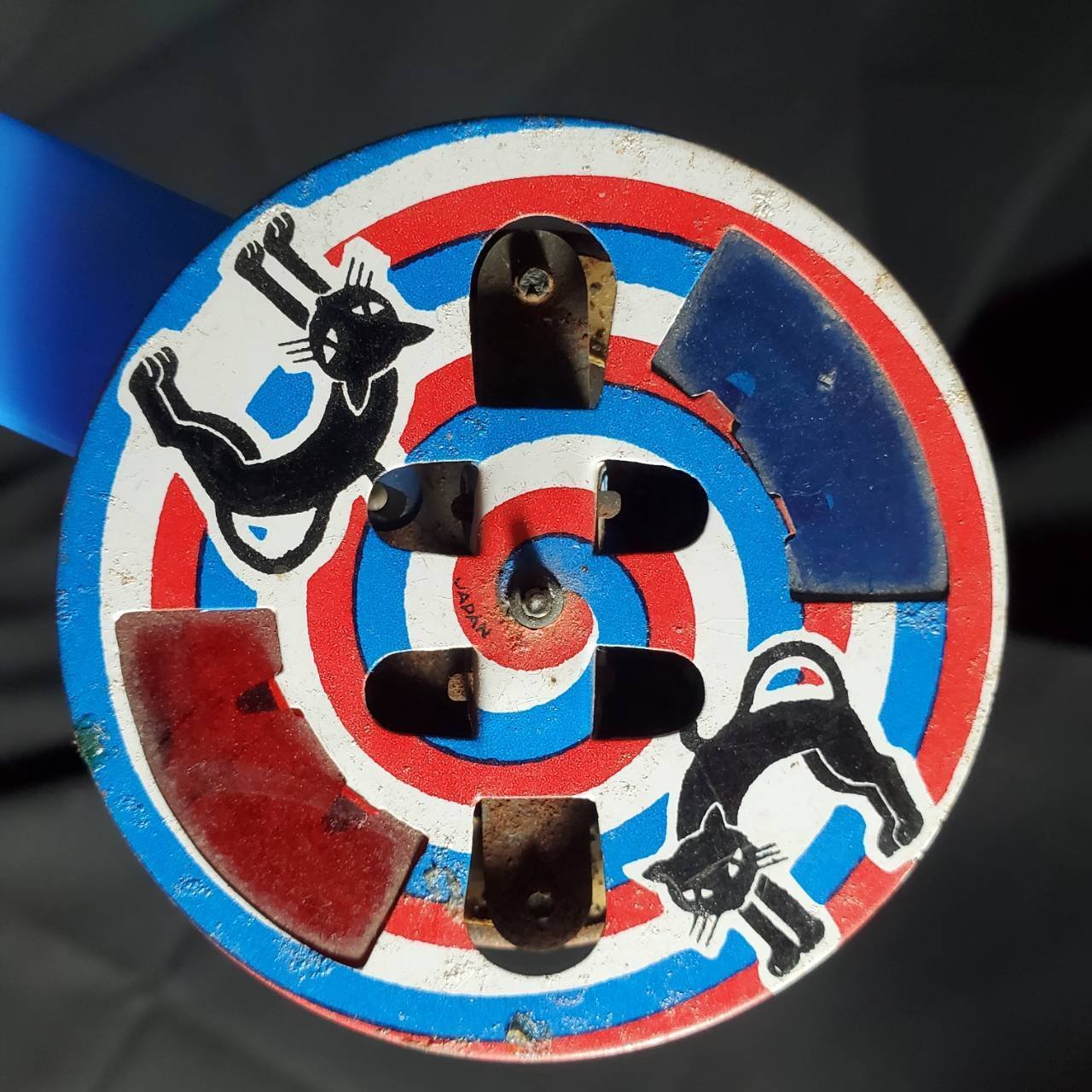 火打石を高速回転して火花を散らすおもちゃ【スパークラー】｜パンツ