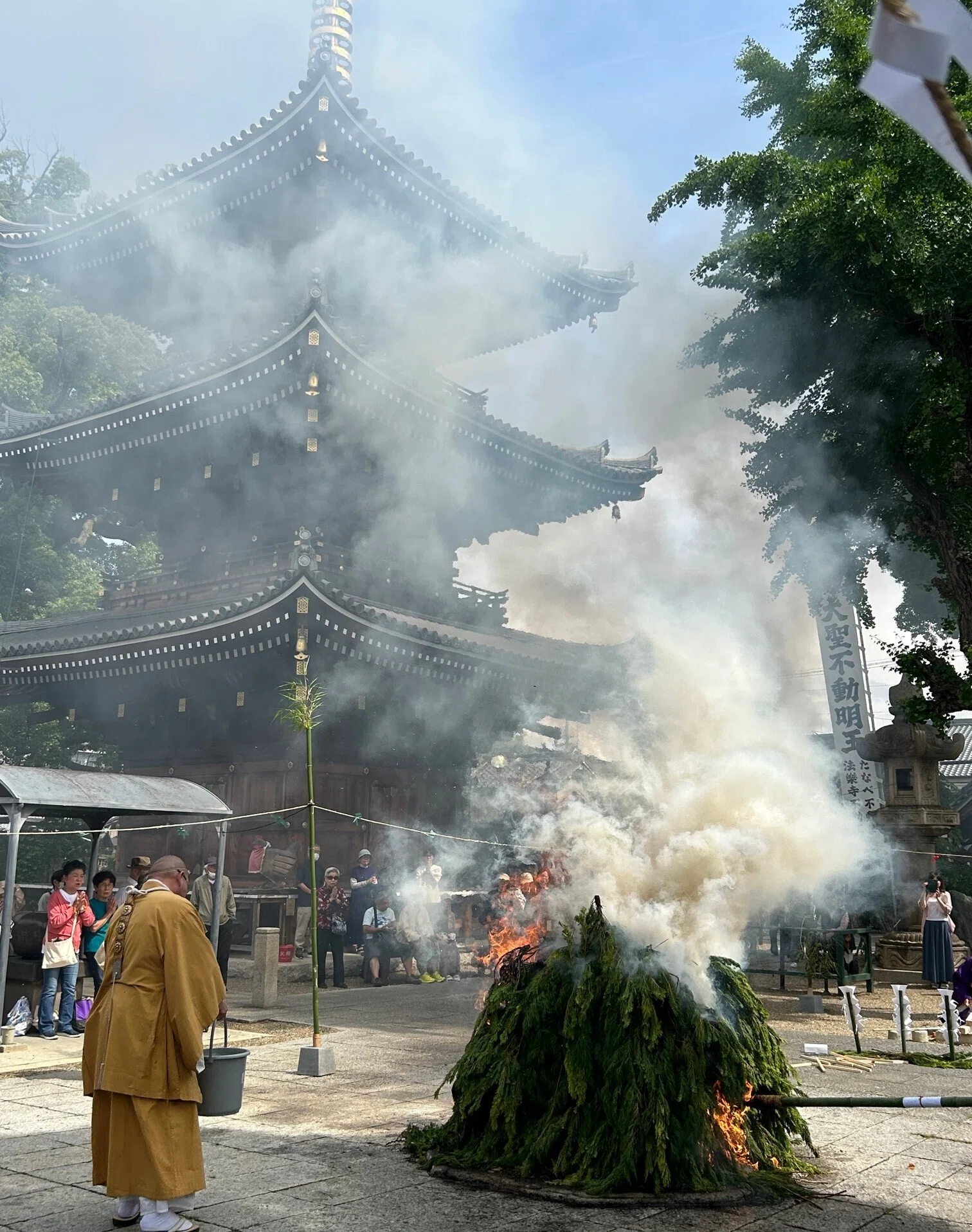 法楽寺「柴燈大護摩供」 修験道者によって護摩木の煙が天まで届く