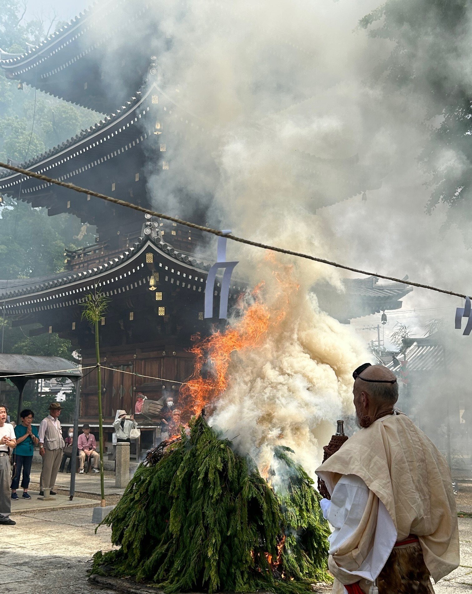 法楽寺「柴燈大護摩供」 修験道者によって護摩木の煙が天まで届く