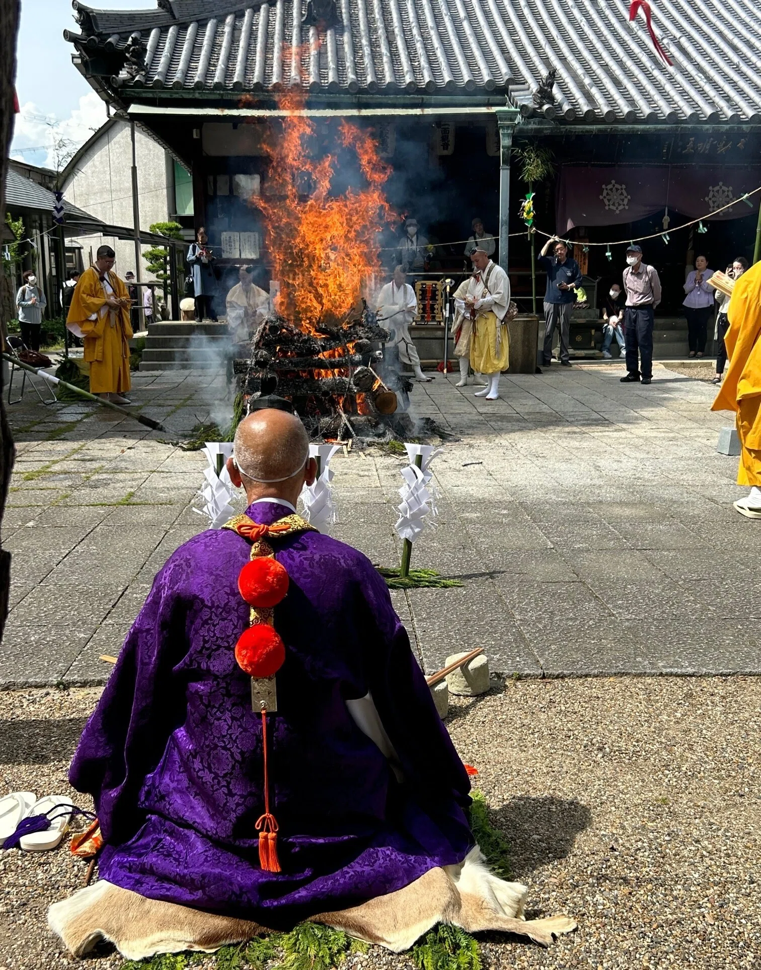 法楽寺「柴燈大護摩供」 修験道者によって護摩木の煙が天まで届く