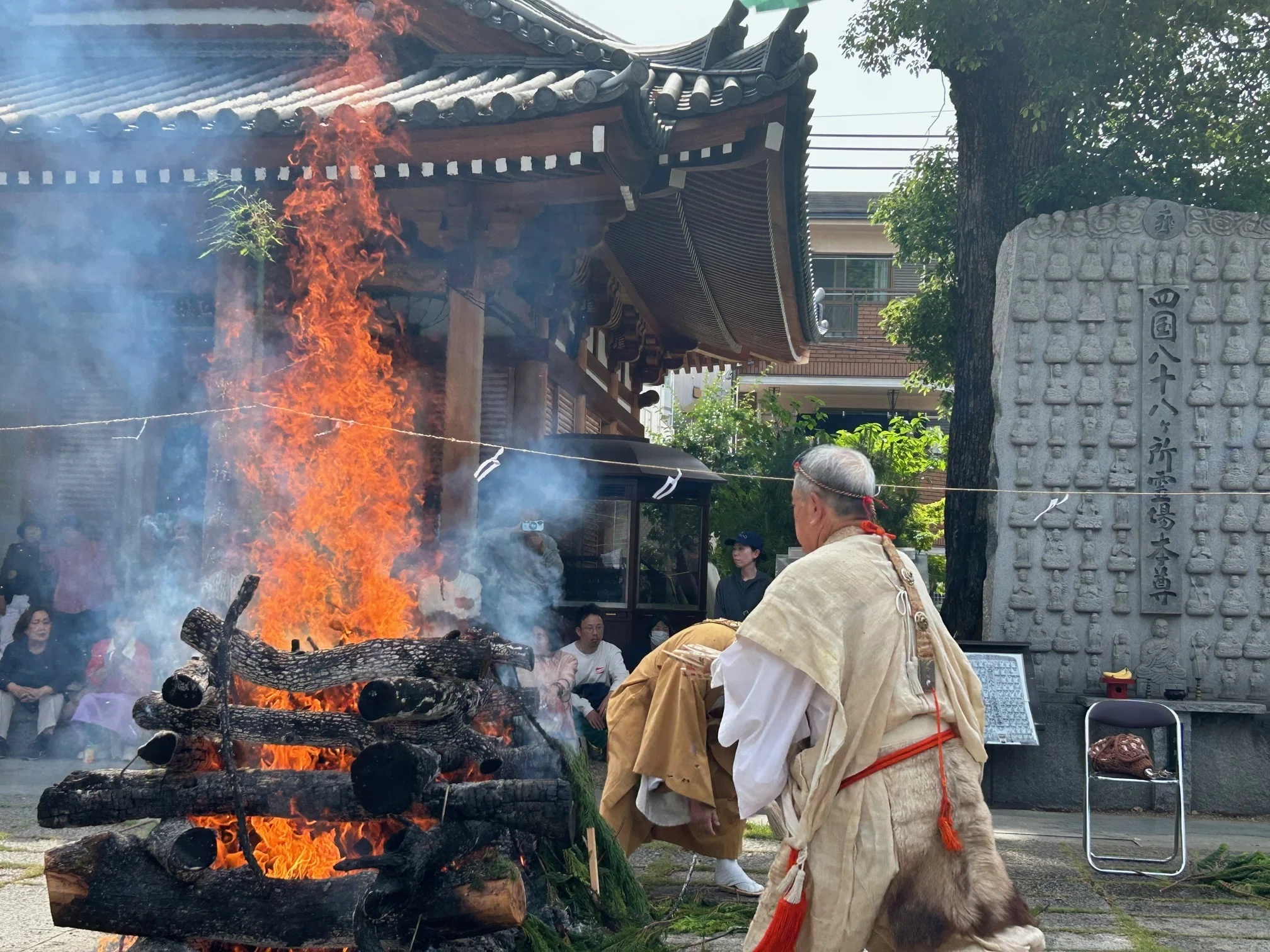 法楽寺「柴燈大護摩供」 修験道者によって護摩木の煙が天まで届く