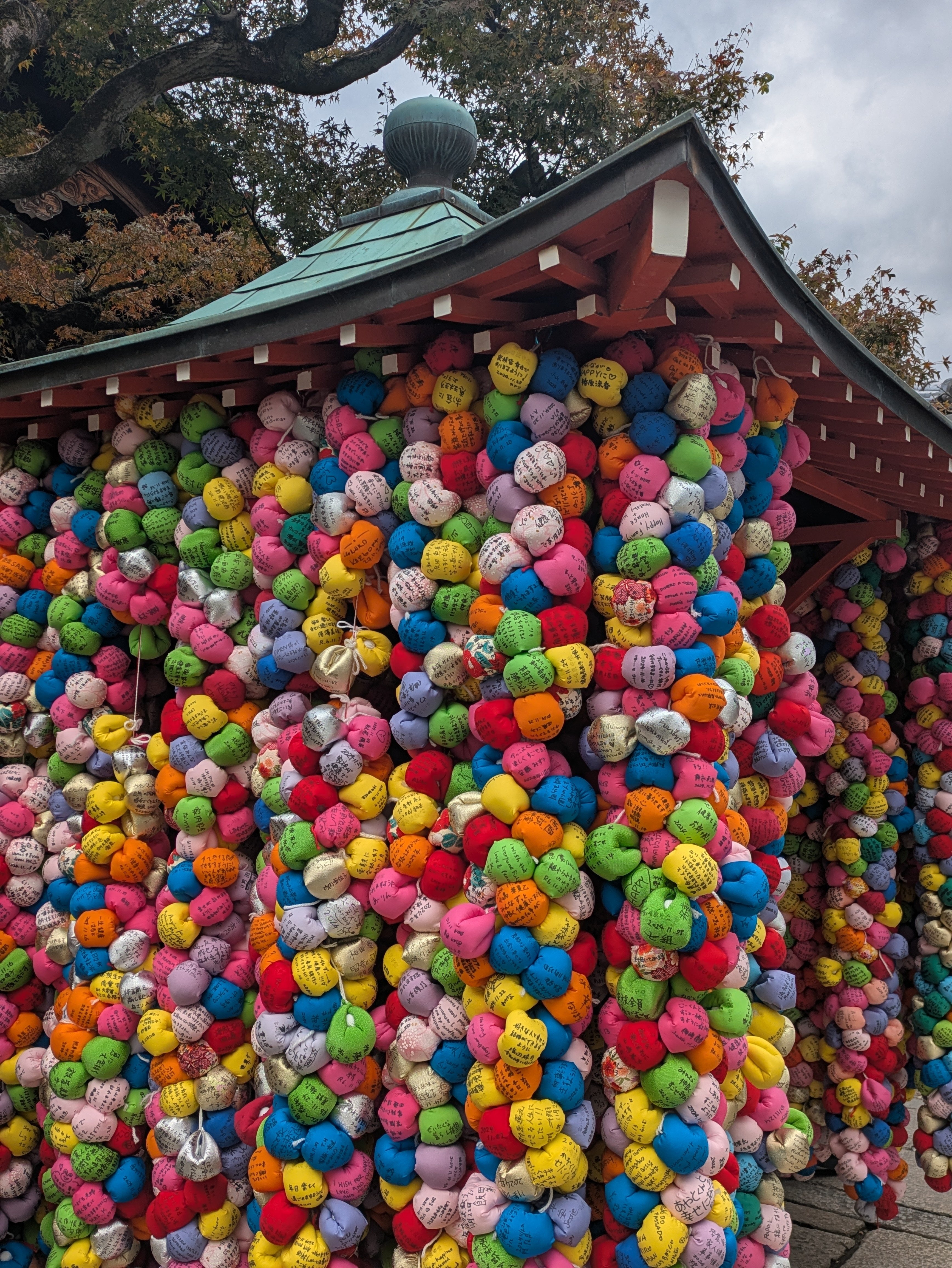 京都・八坂庚申堂】カラフルな「くくり猿」に願う｜手放す勇気を持って