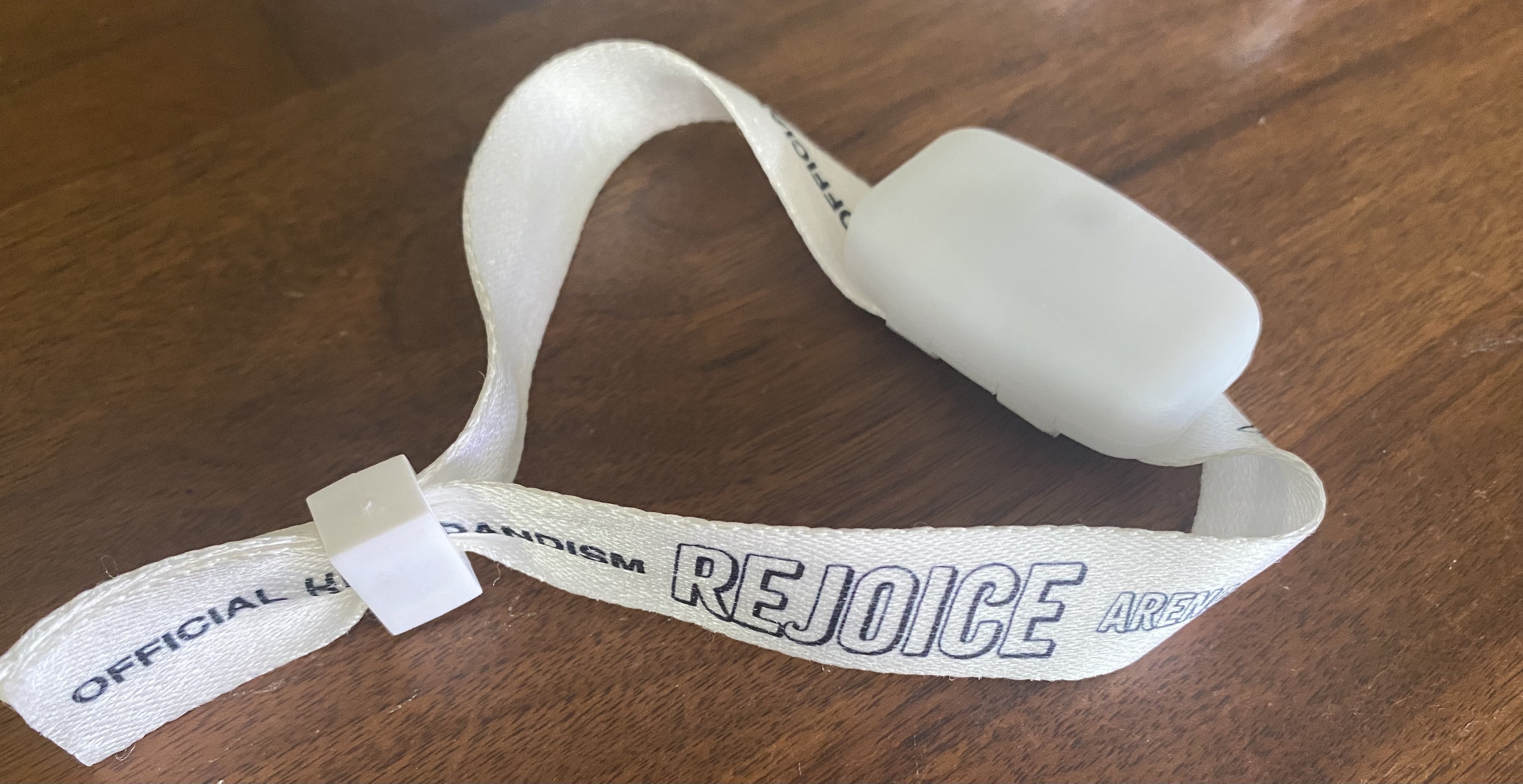 髭男ライブ時にもらった、腕につけるセンサーライトのボタン電池