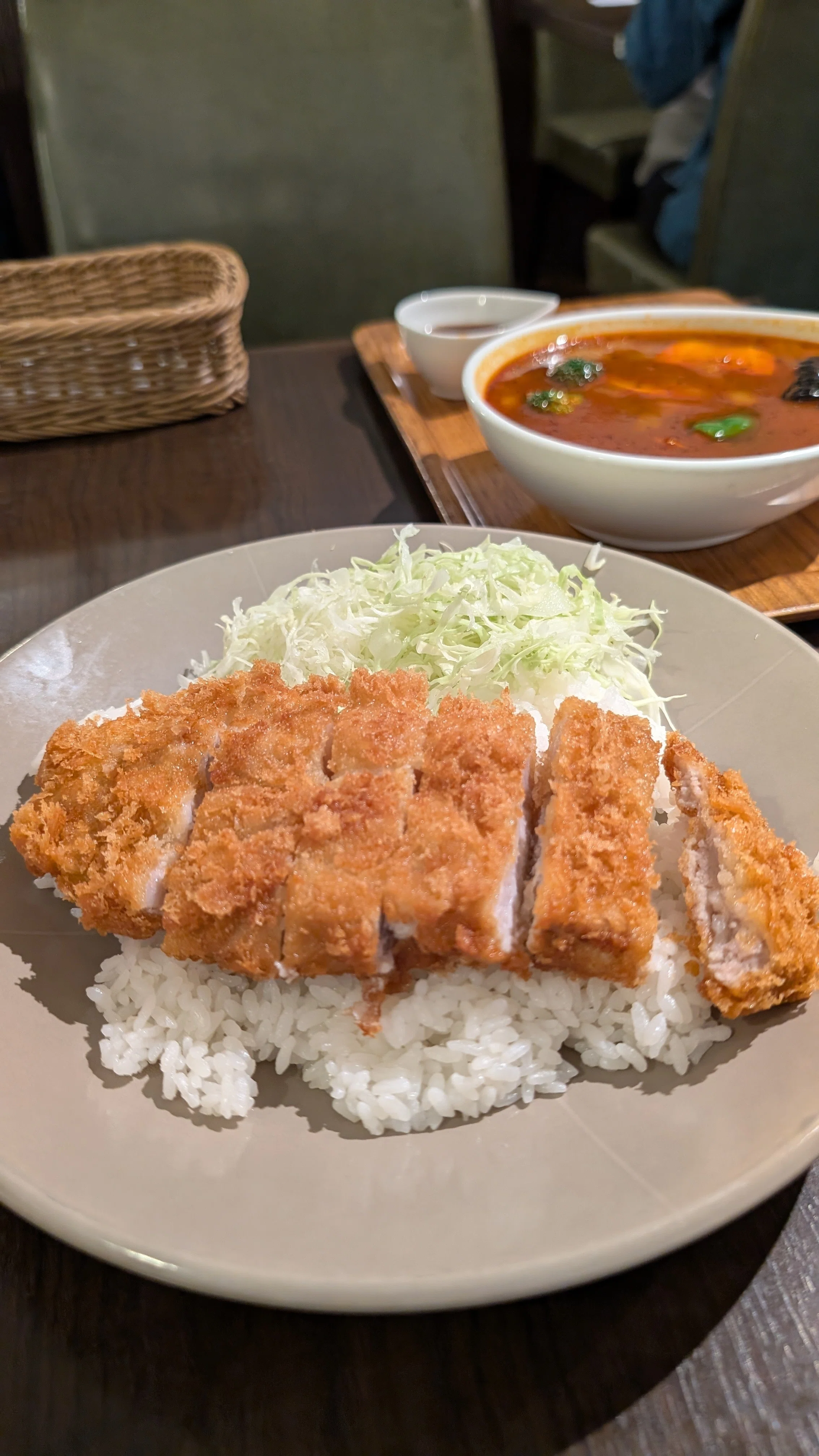 カレーの街神田神保町 | ―スープカレー屋 鴻 神田駿河台店―｜もえあつ