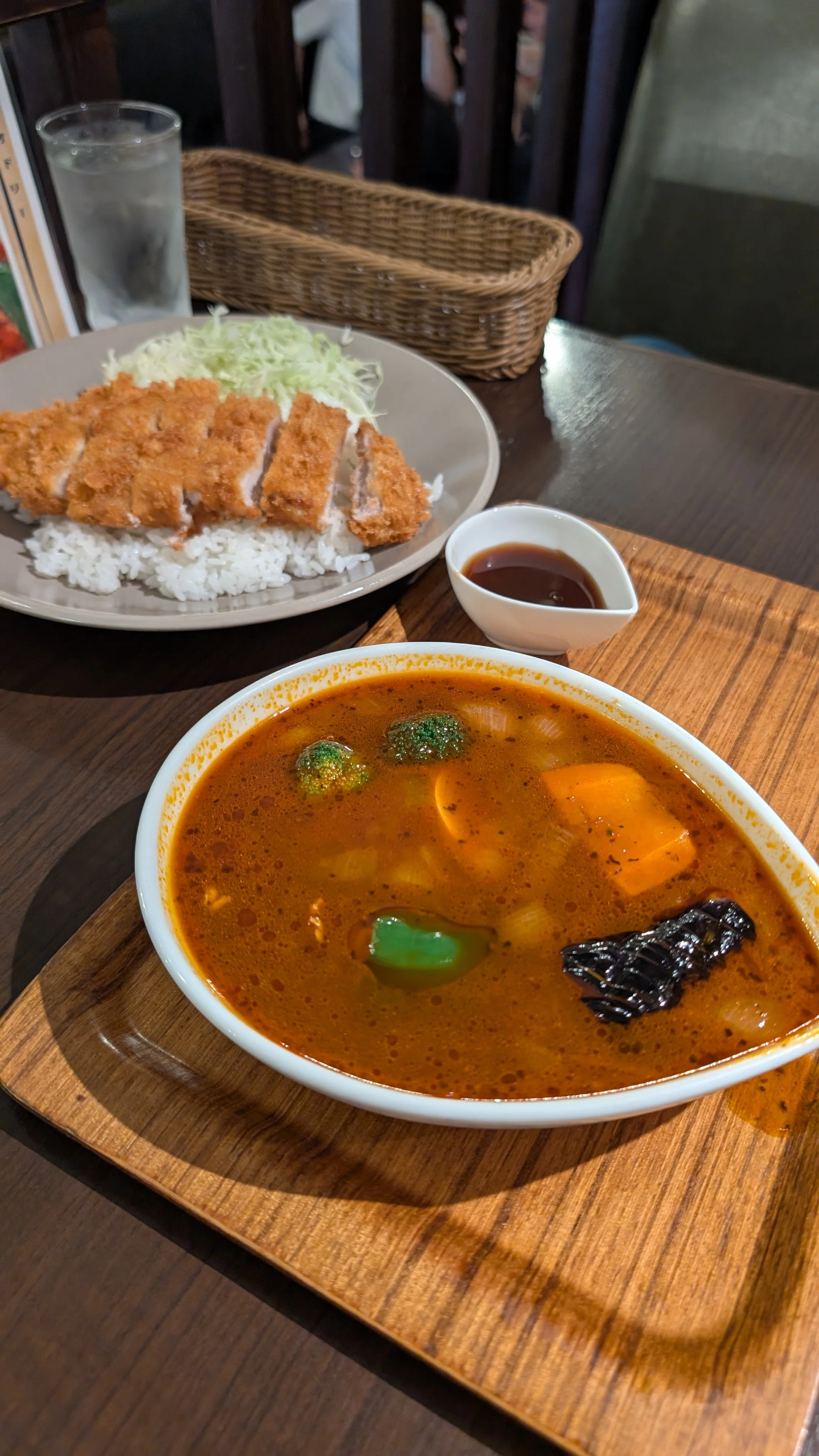 カレーの街神田神保町 | ―スープカレー屋 鴻 神田駿河台店―｜もえあつ