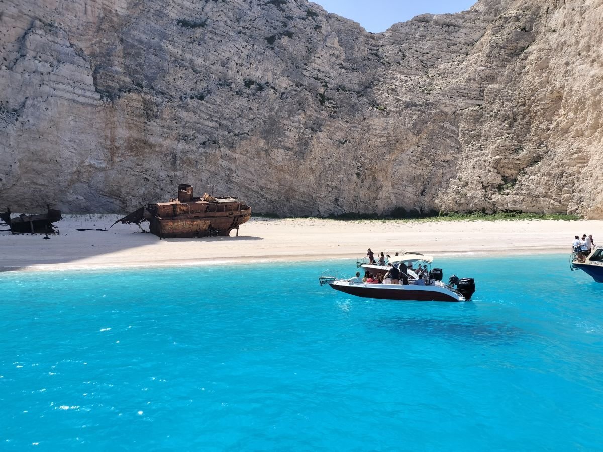 ザキントス島 難破船ビーチで「紅の豚」のポルコの隠れ家を探す旅｜kaede