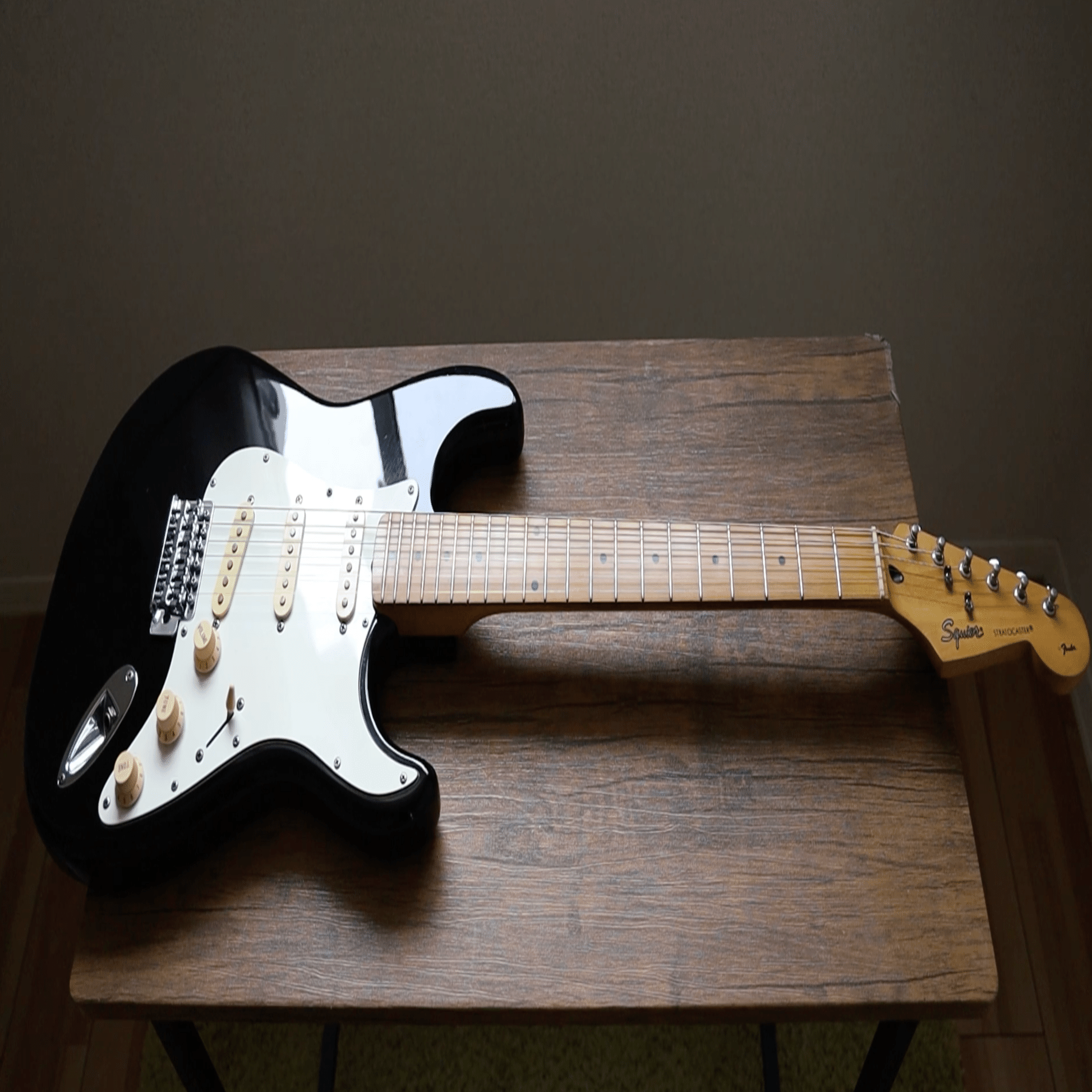 詳細不明のSquier Stratocaster 4｜Croquetteギター機材研究