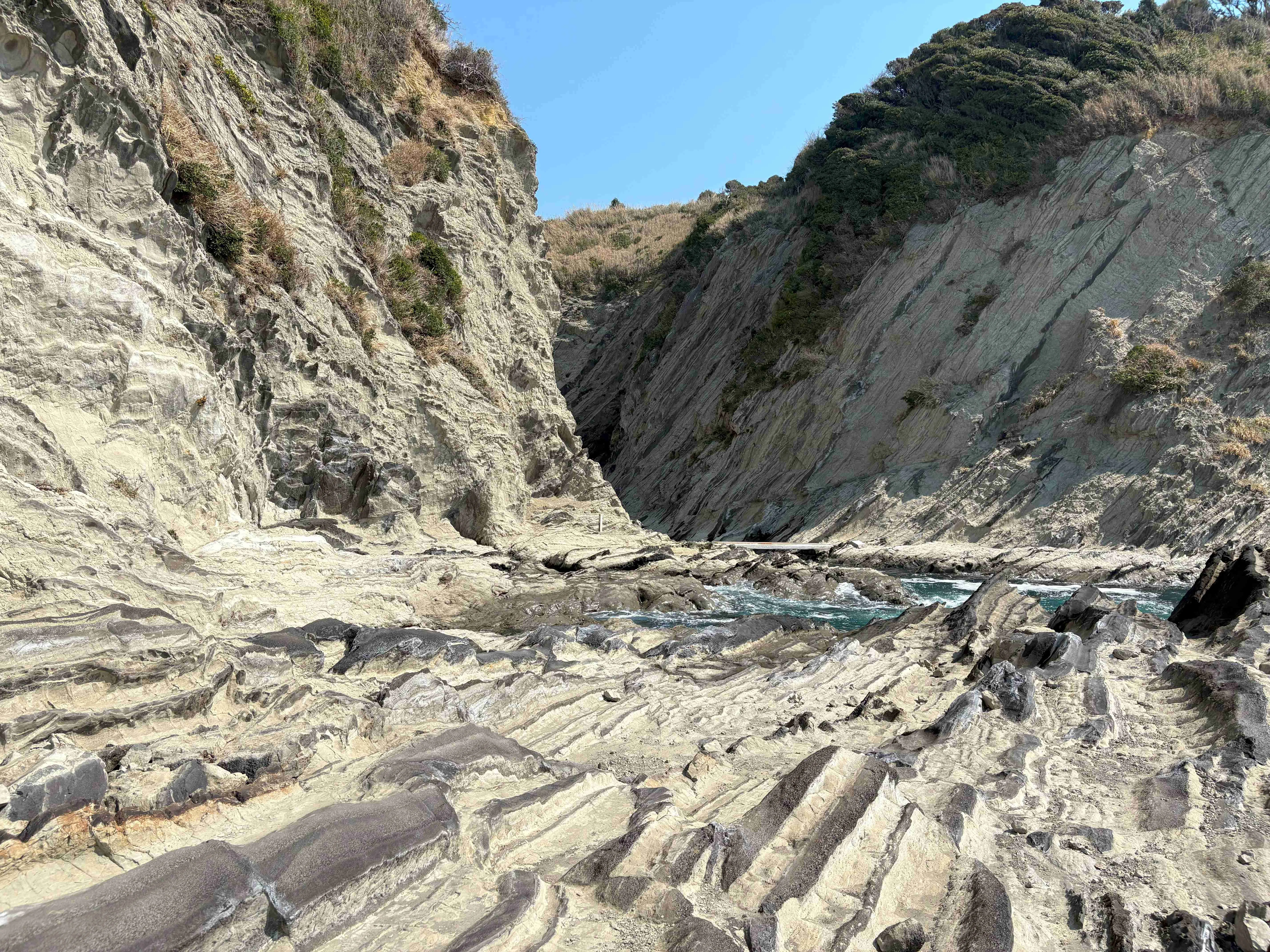 盗人狩」の歩き方 ー ふらり三浦半島旅 【インパクト抜群の奇景と