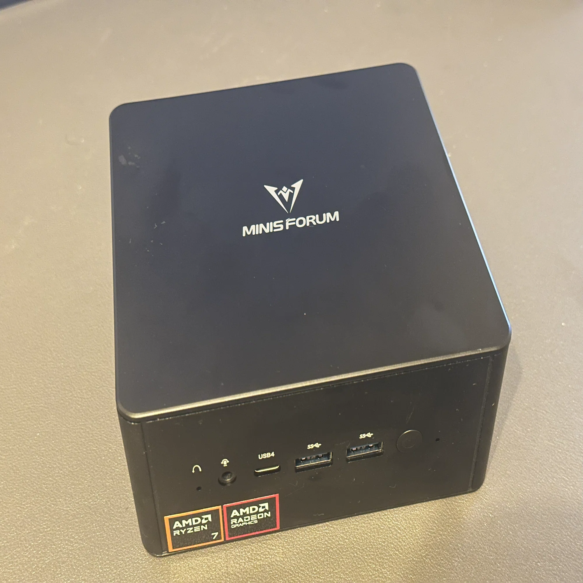 製品レビュー】MINISFORUM UM880 Pro – 初めてのミニPCは人柱覚悟だっ 