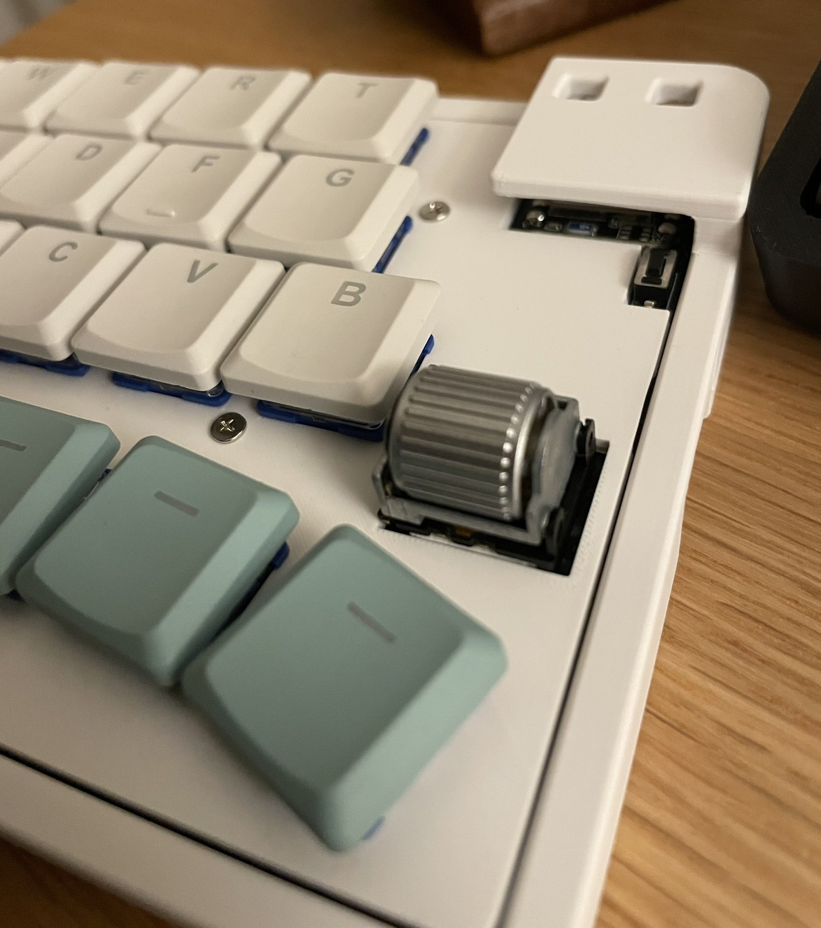 分割無線でロウスタッガード配列 キーボード 「zonkey」を触って
