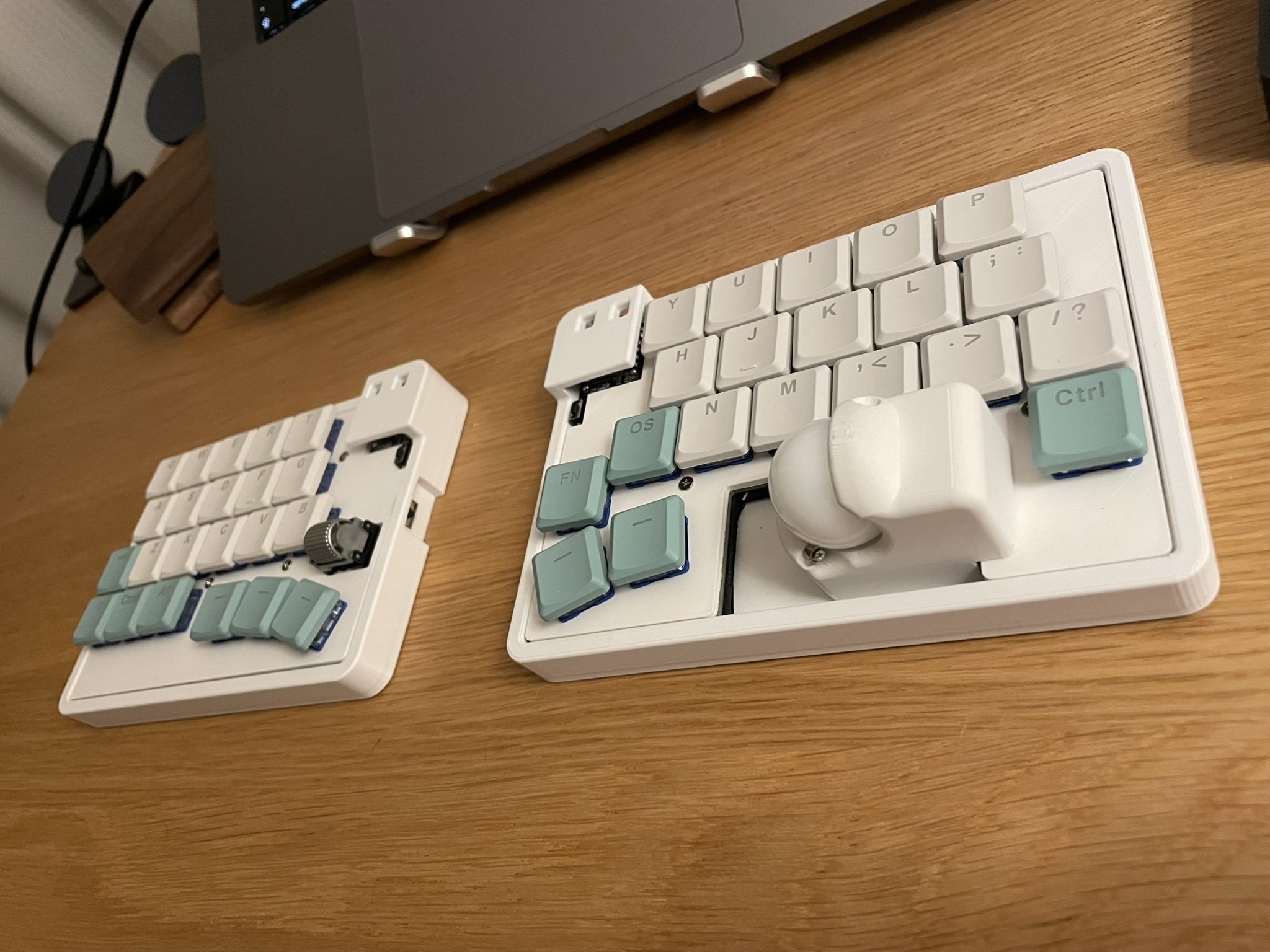 分割無線でロウスタッガード配列 キーボード 「zonkey」を触って
