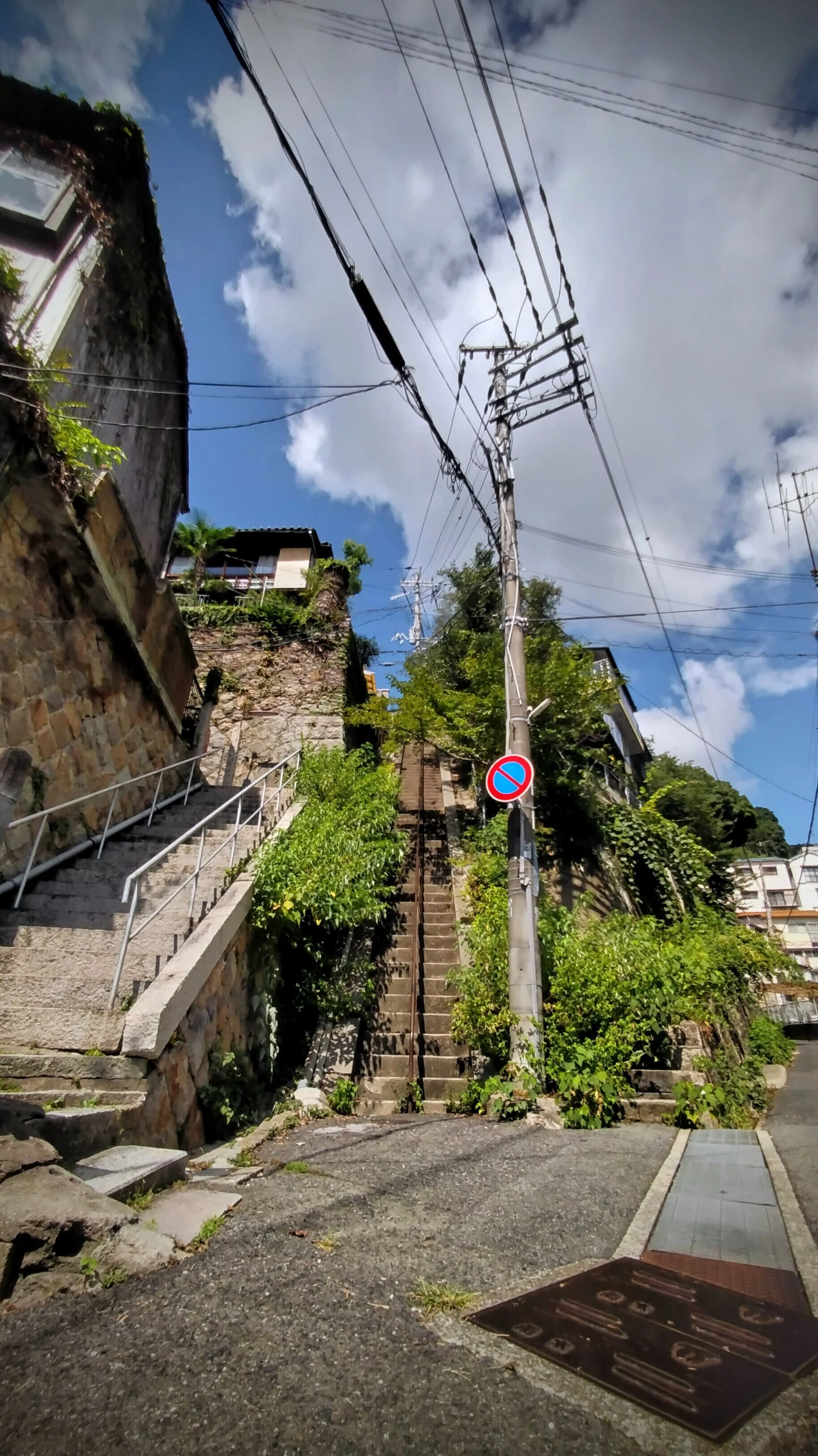 みときち　オープンカーの探偵犬　階段のある風景 心ときめく神戸の坂道 私の「推し坂」3選をご紹介！｜神戸市公式note