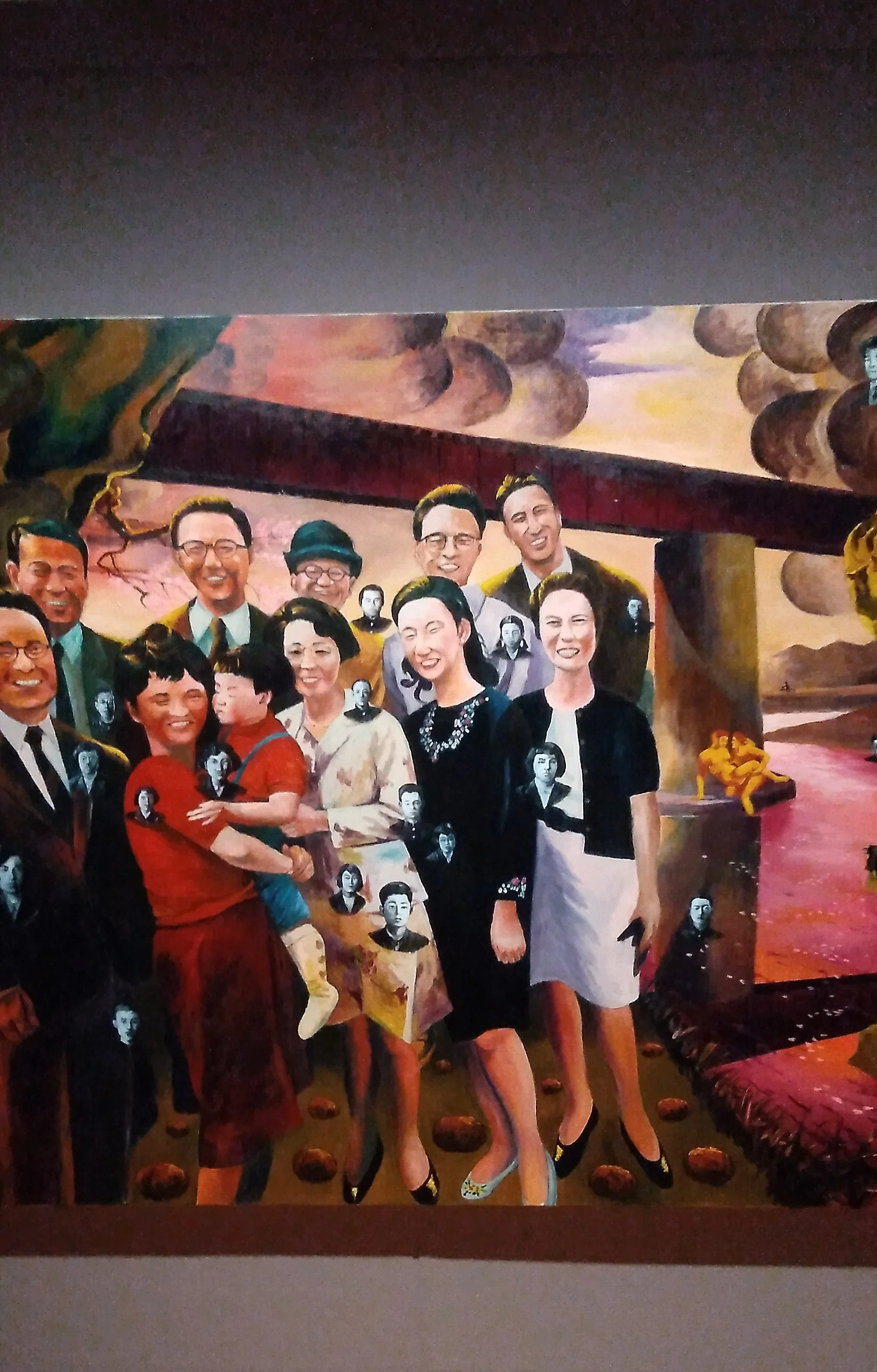 世田谷美術館 横尾忠則絵画作品紹介 1 記念写真がテーマで描かれている