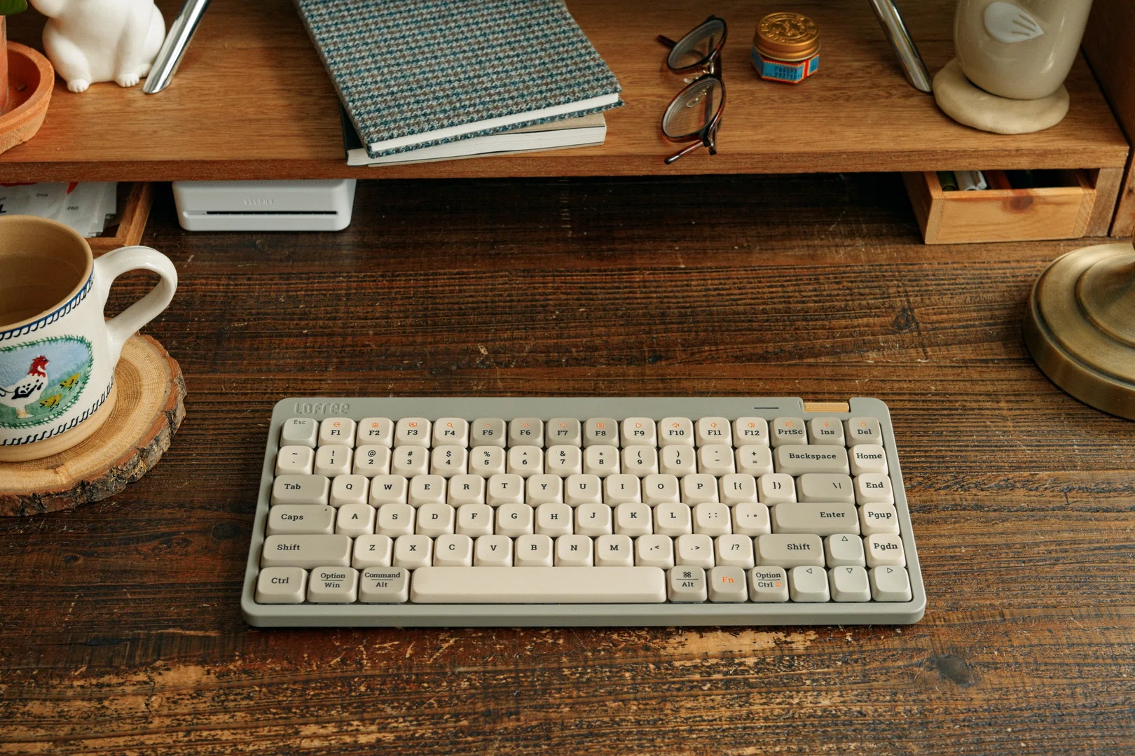 レトロでかわいい、愛用キーボードとPCモニター｜Morning Mallow