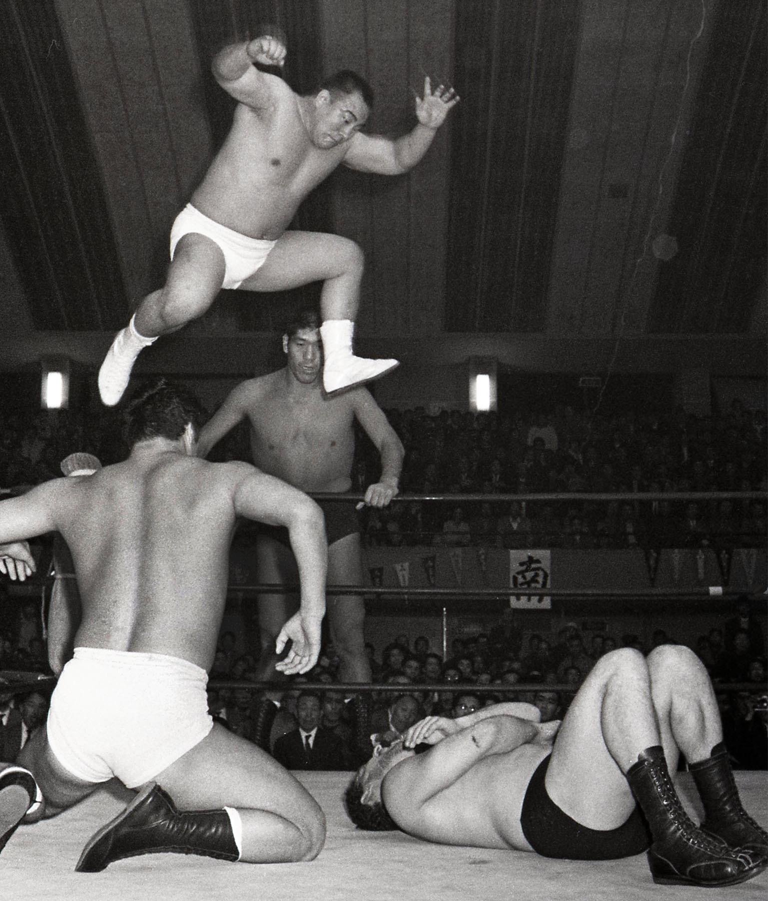 そうか、戦いだから百獣の王だ！」新日本プロレスのロゴマークが閃いた