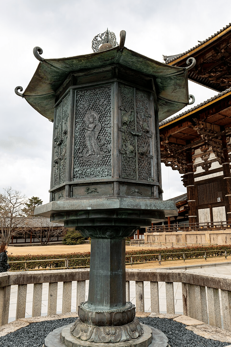 東大寺金銅八角燈籠の音声菩薩像のレプリカ 東大寺金銅八角燈籠の音声菩薩像のレプリカ