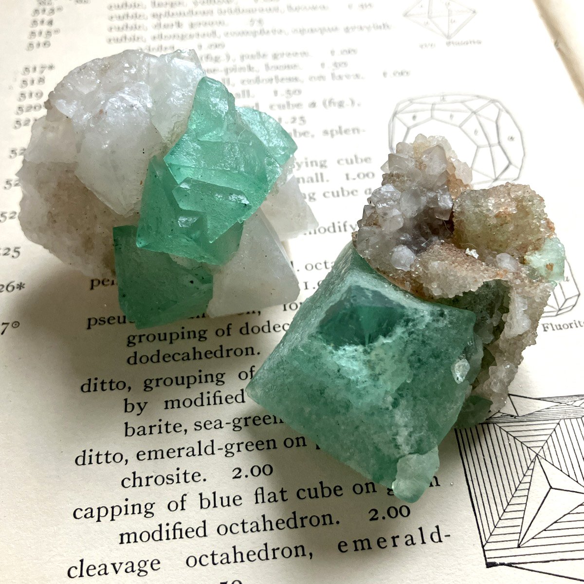 南アフリカのエメラルドグリーン蛍石｜さとうかよこ（きらら舎）