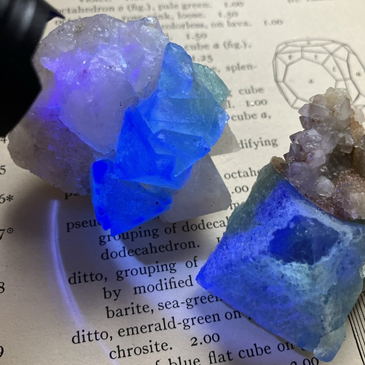 南アフリカのエメラルドグリーン蛍石｜さとうかよこ（きらら舎）