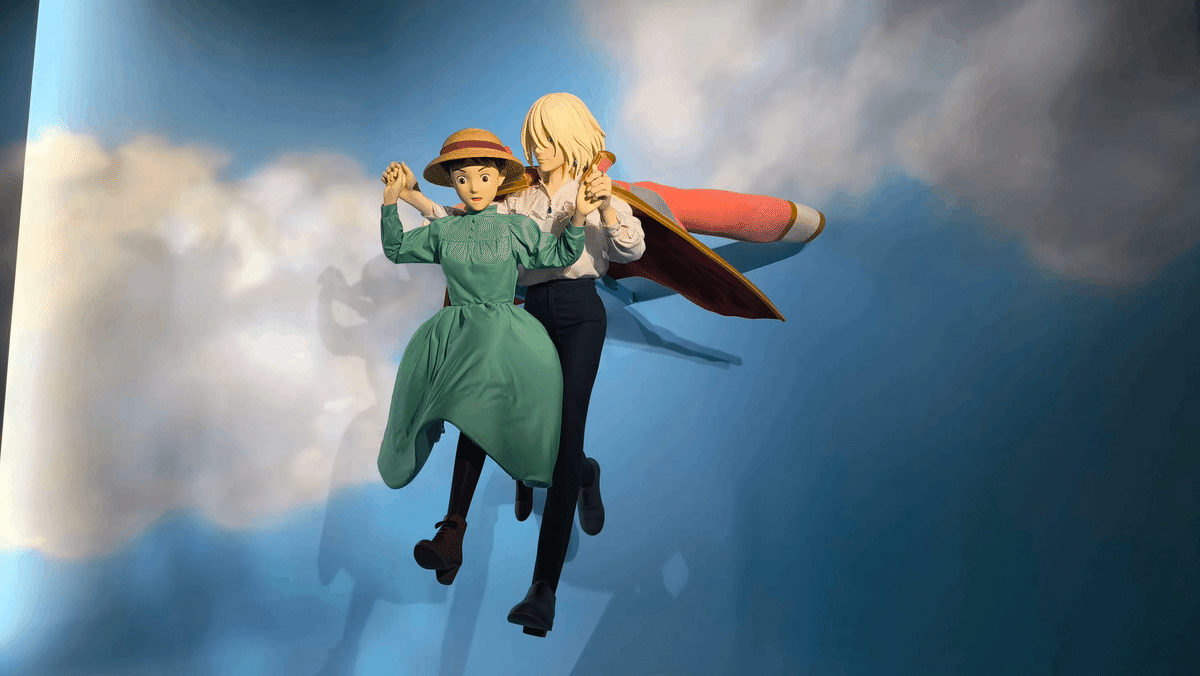 ジブリ 立体造形物展 ハウルの動く城 ジブリの立体造形物展」行ってきたよ🪵 入口入ってすぐのトトロ