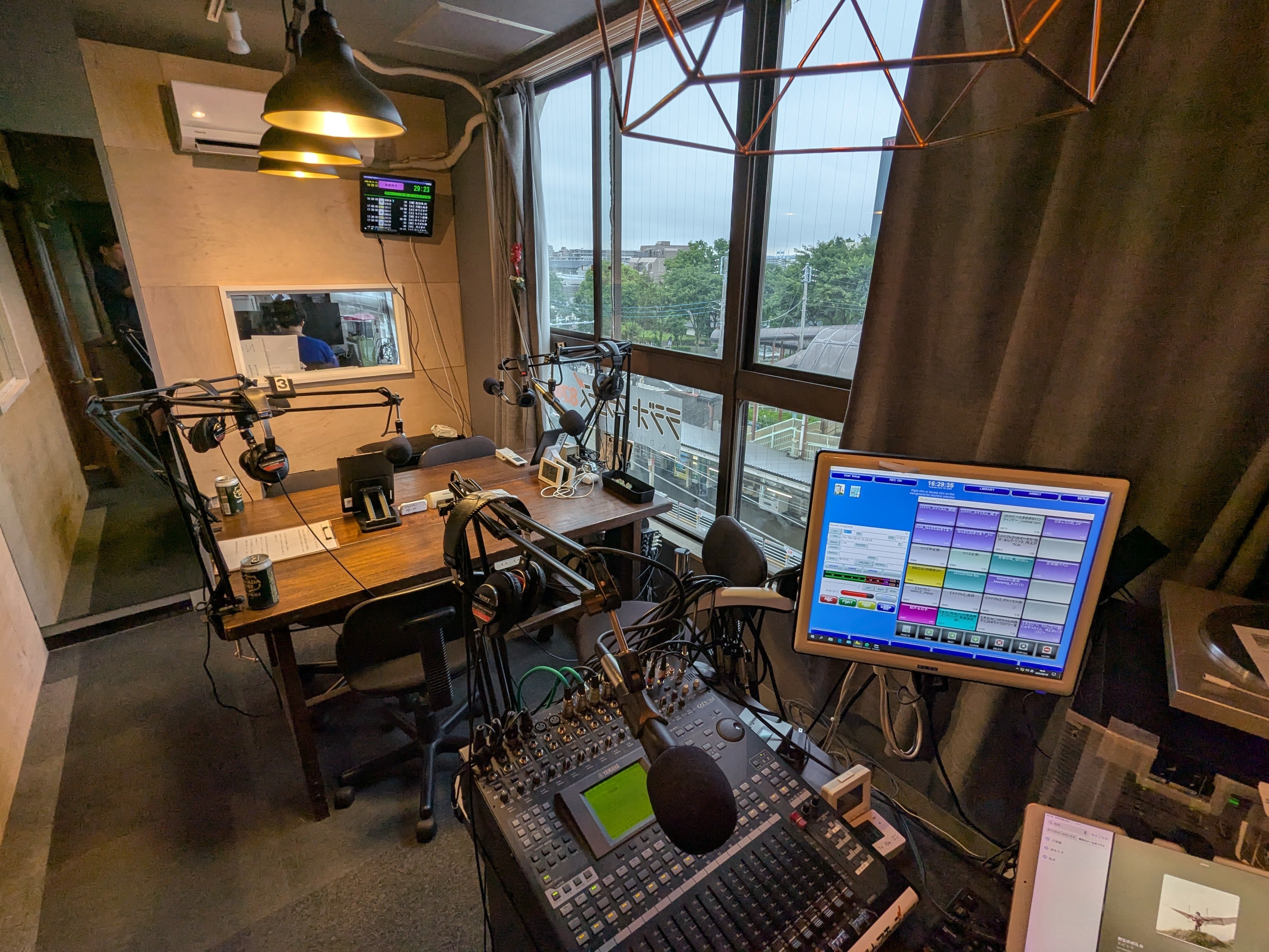 コミュニティFM局のスタジオってこんな場所｜ラジオTAMAリバー｜ワタンド