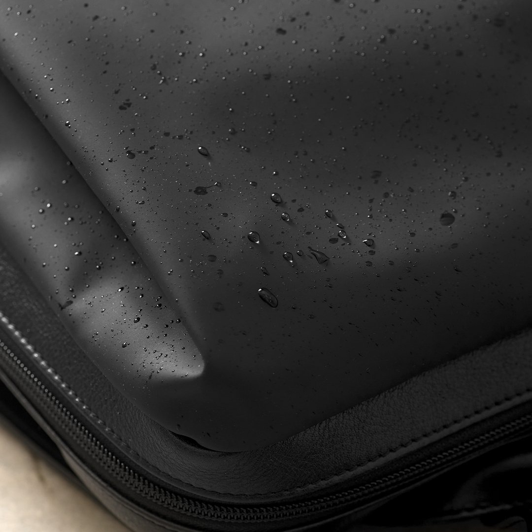 撥水機能が特徴のブラインドサッカーシリーズのバックパックを