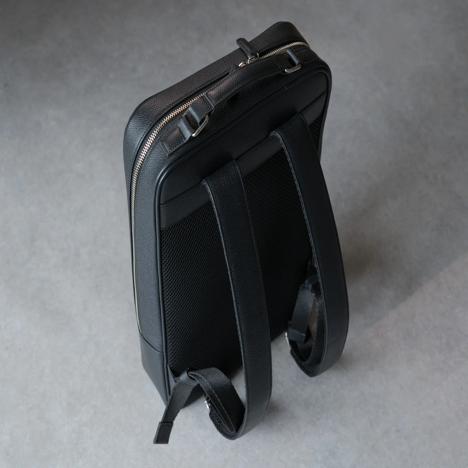 これひとつで十分と思えるバッグ。muon「THE Backpack - Black 