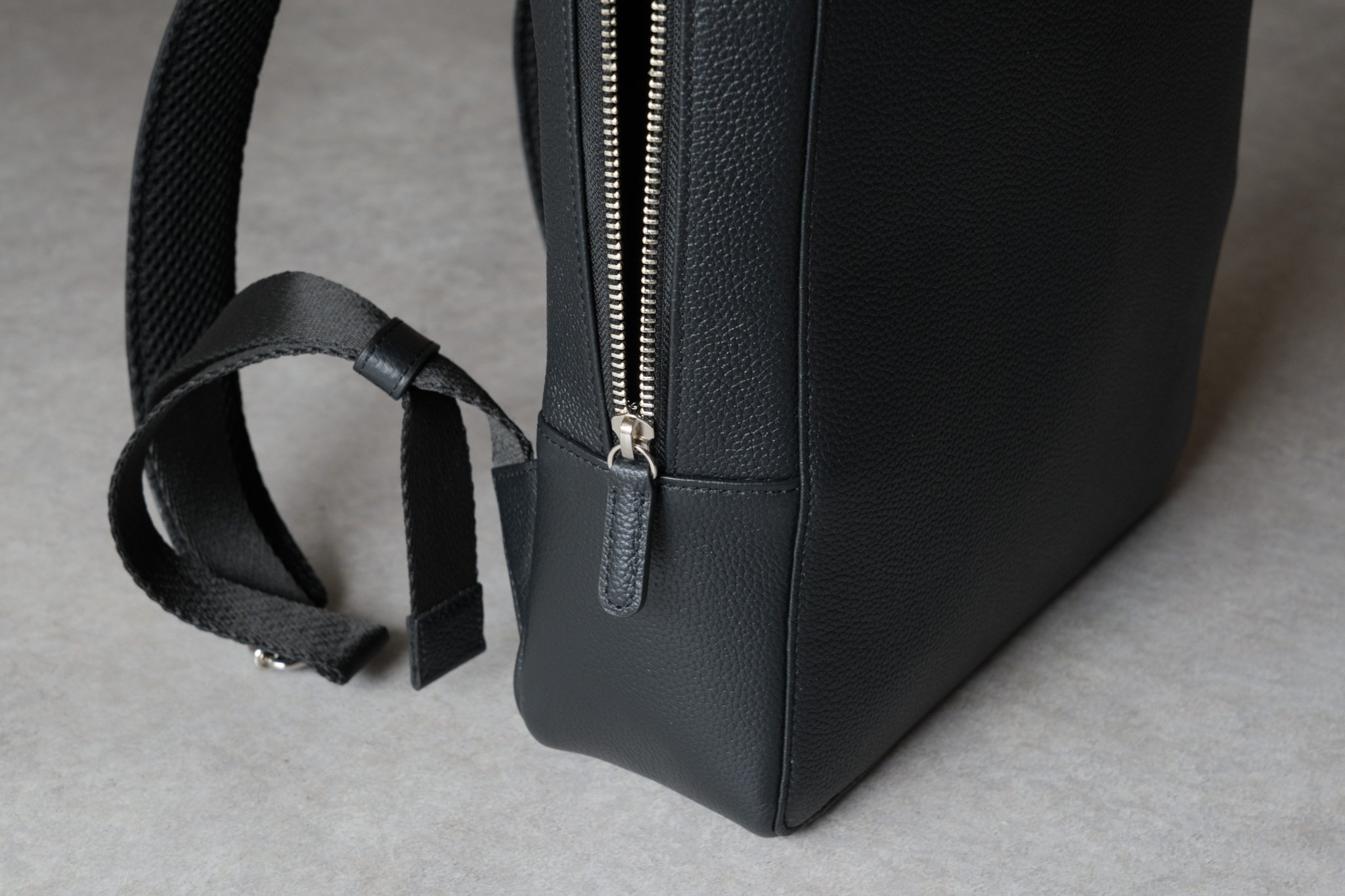 これひとつで十分と思えるバッグ。muon「THE Backpack - Black