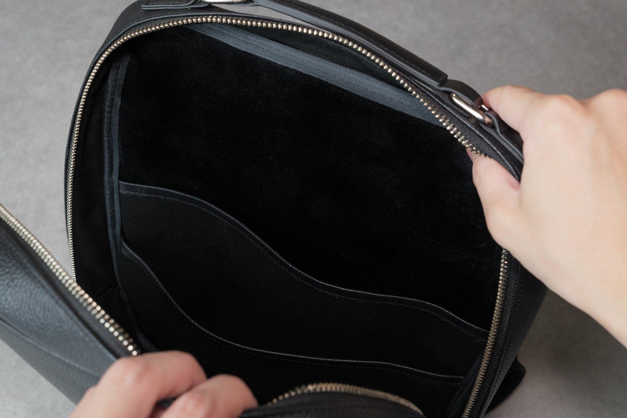 これひとつで十分と思えるバッグ。muon「THE Backpack - Black