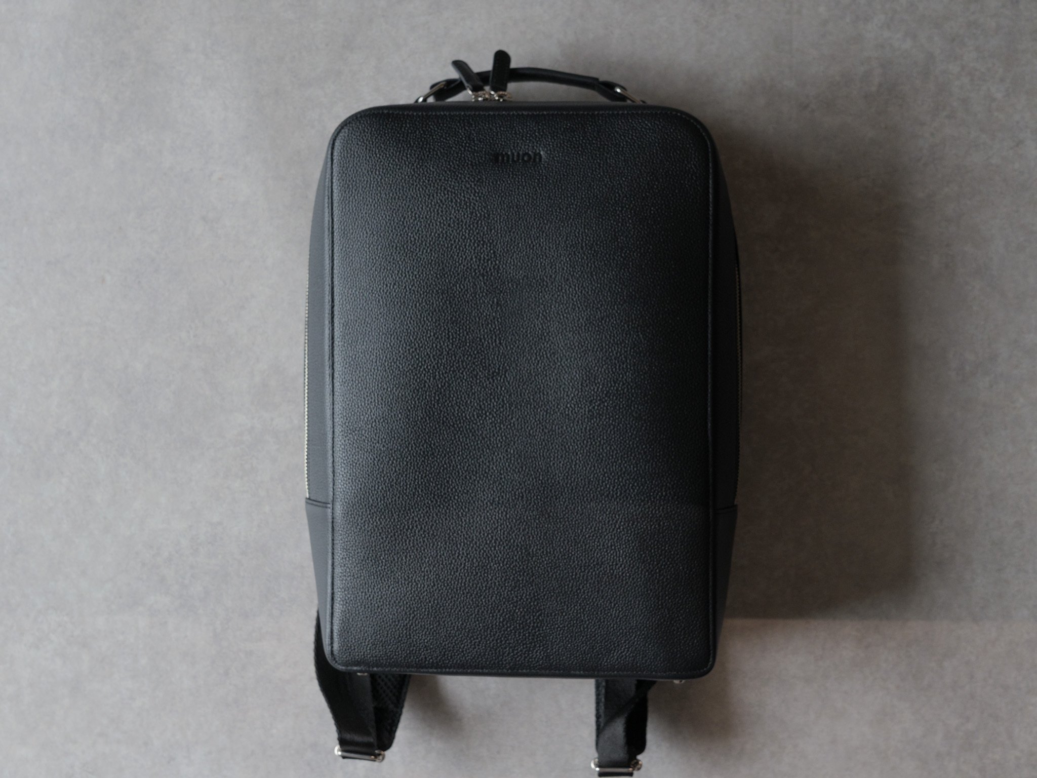 これひとつで十分と思えるバッグ。muon「THE Backpack - Black