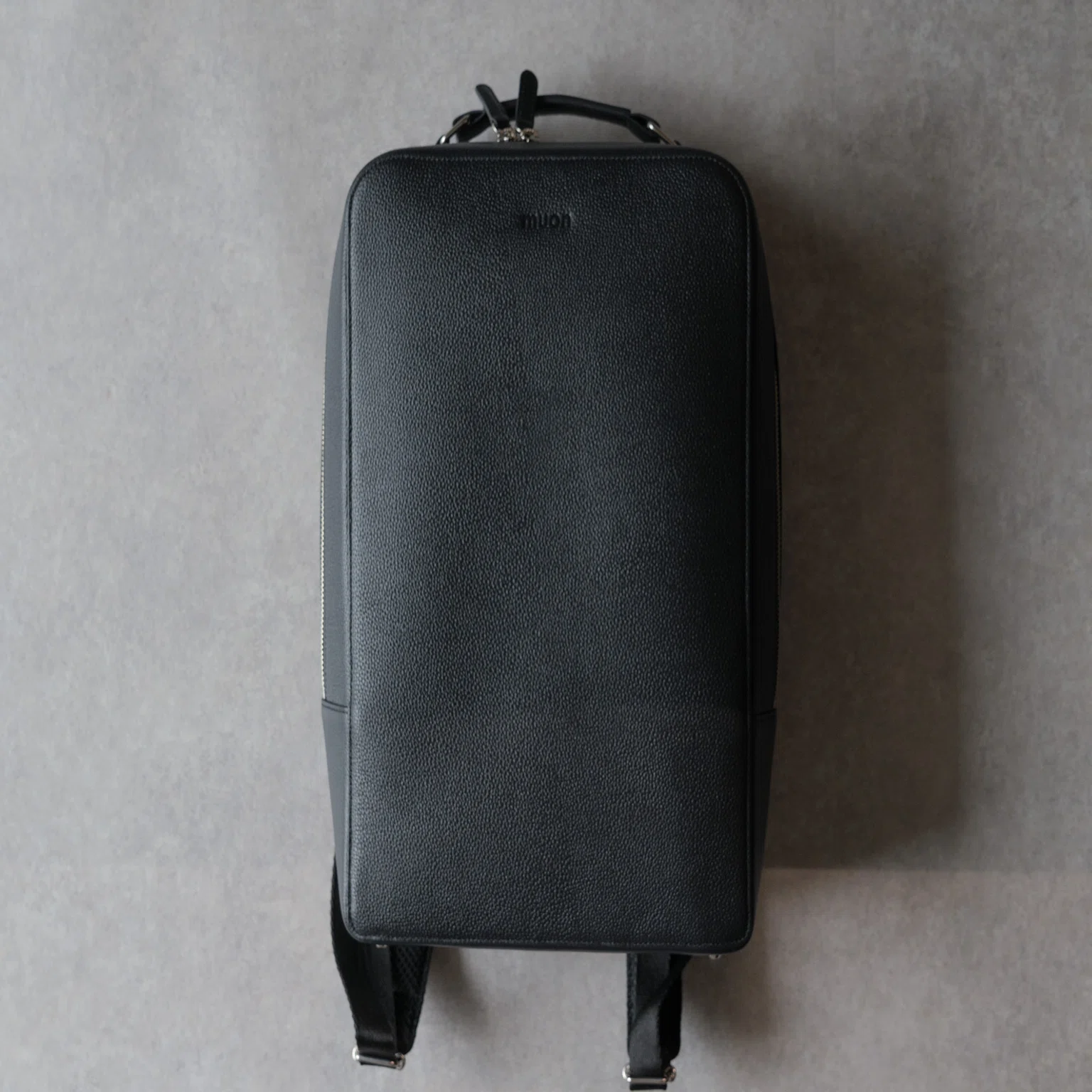 これひとつで十分と思えるバッグ。muon「THE Backpack - Black 