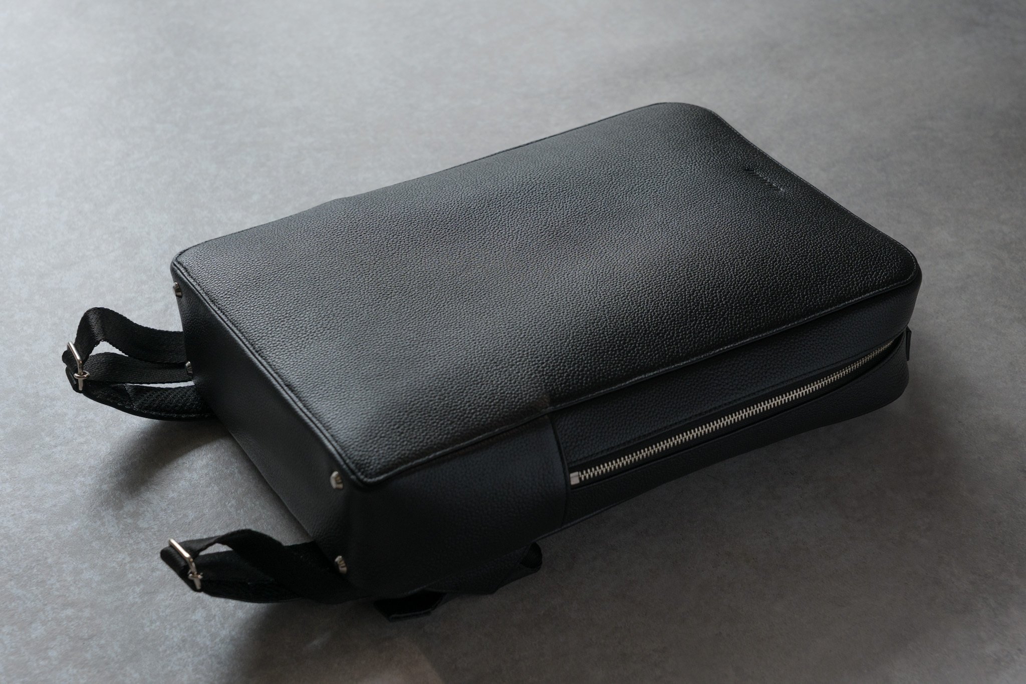 これひとつで十分と思えるバッグ。muon「THE Backpack - Black