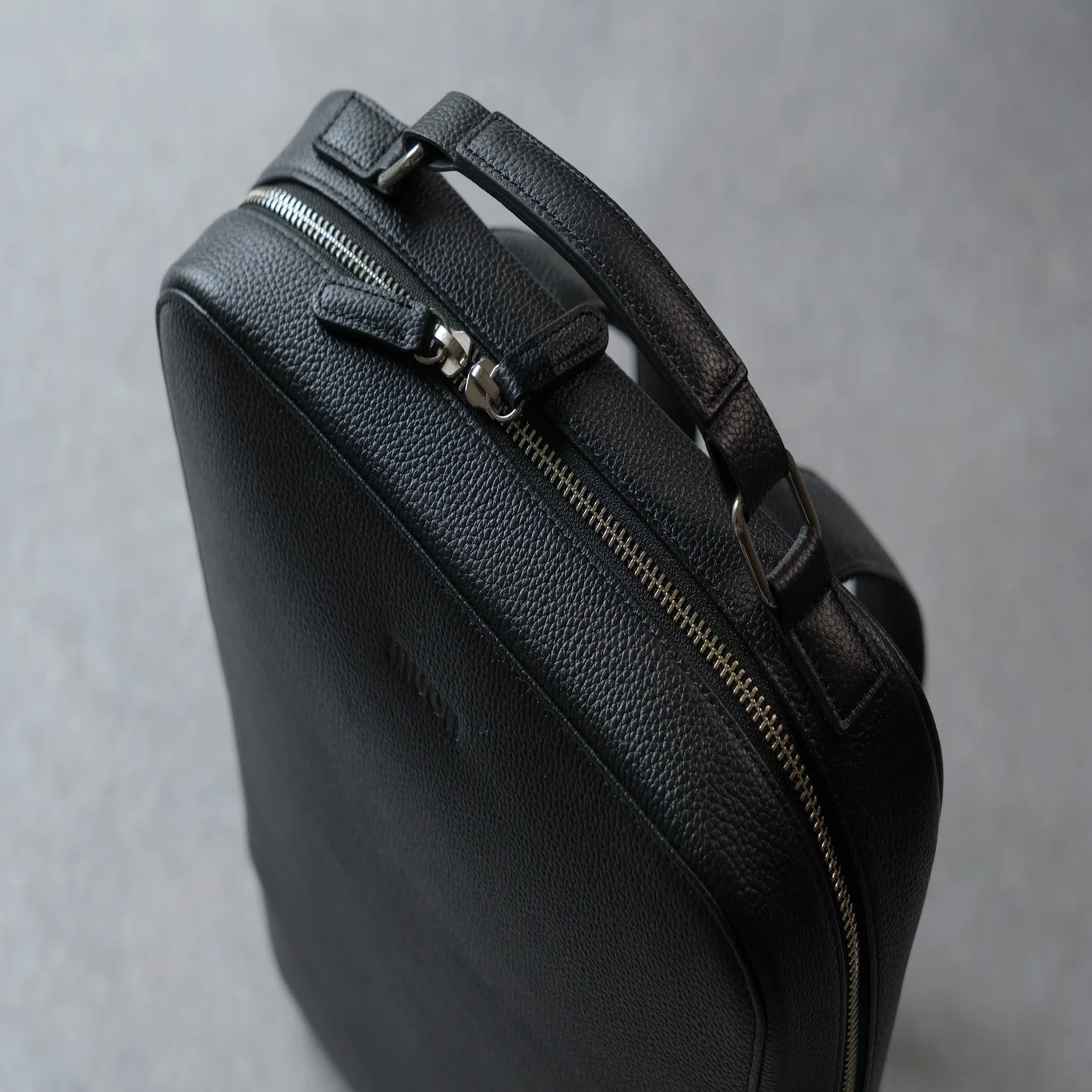 これひとつで十分と思えるバッグ。muon「THE Backpack - Black 