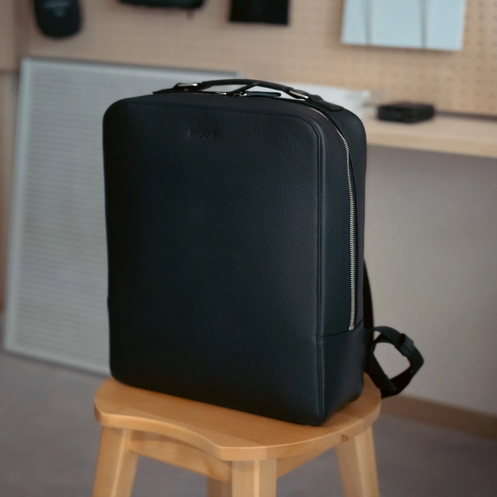 これひとつで十分と思えるバッグ。muon「THE Backpack - Black 