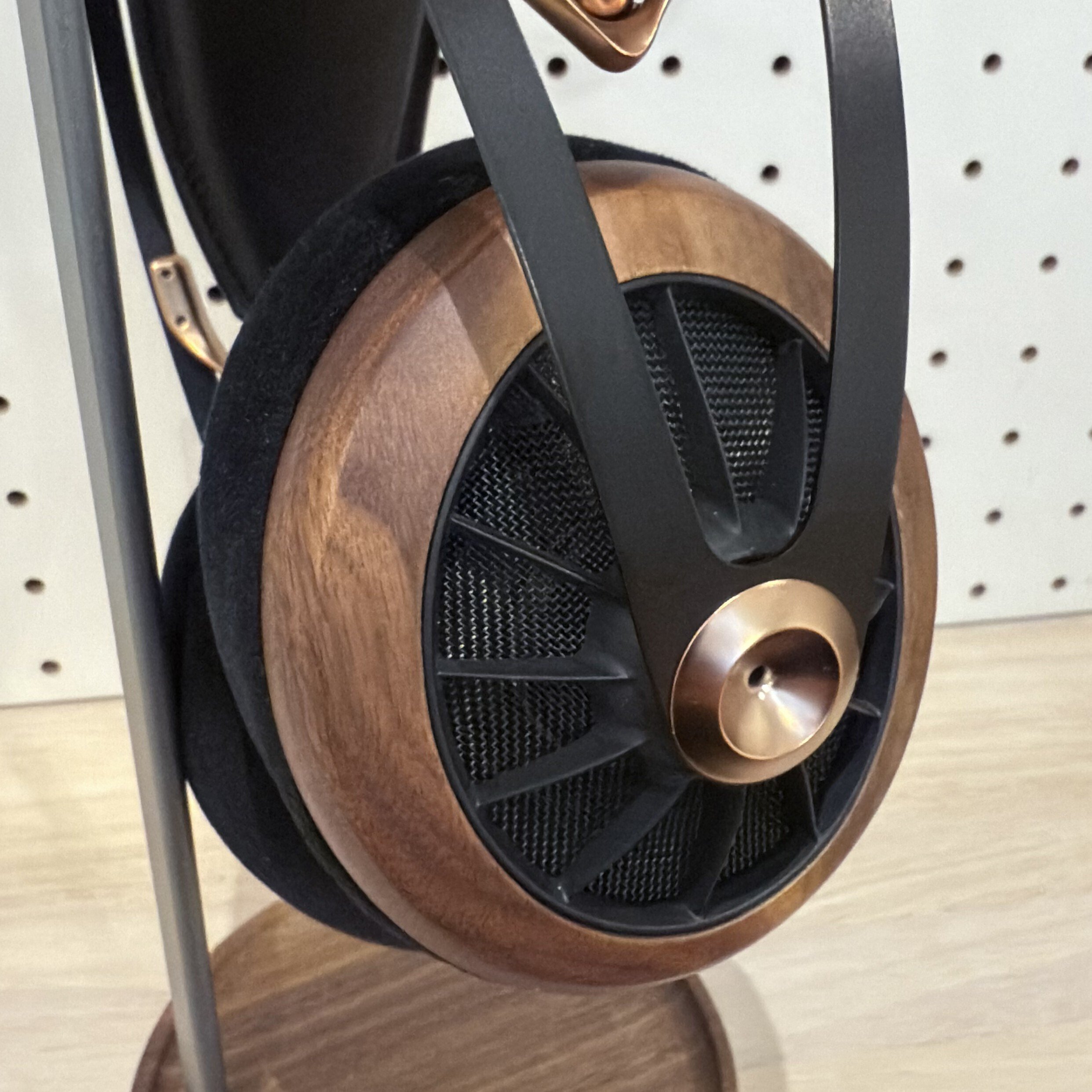 MEZE Audio 109 PRO」-風通しが良く、見た目も音質もオーガニック