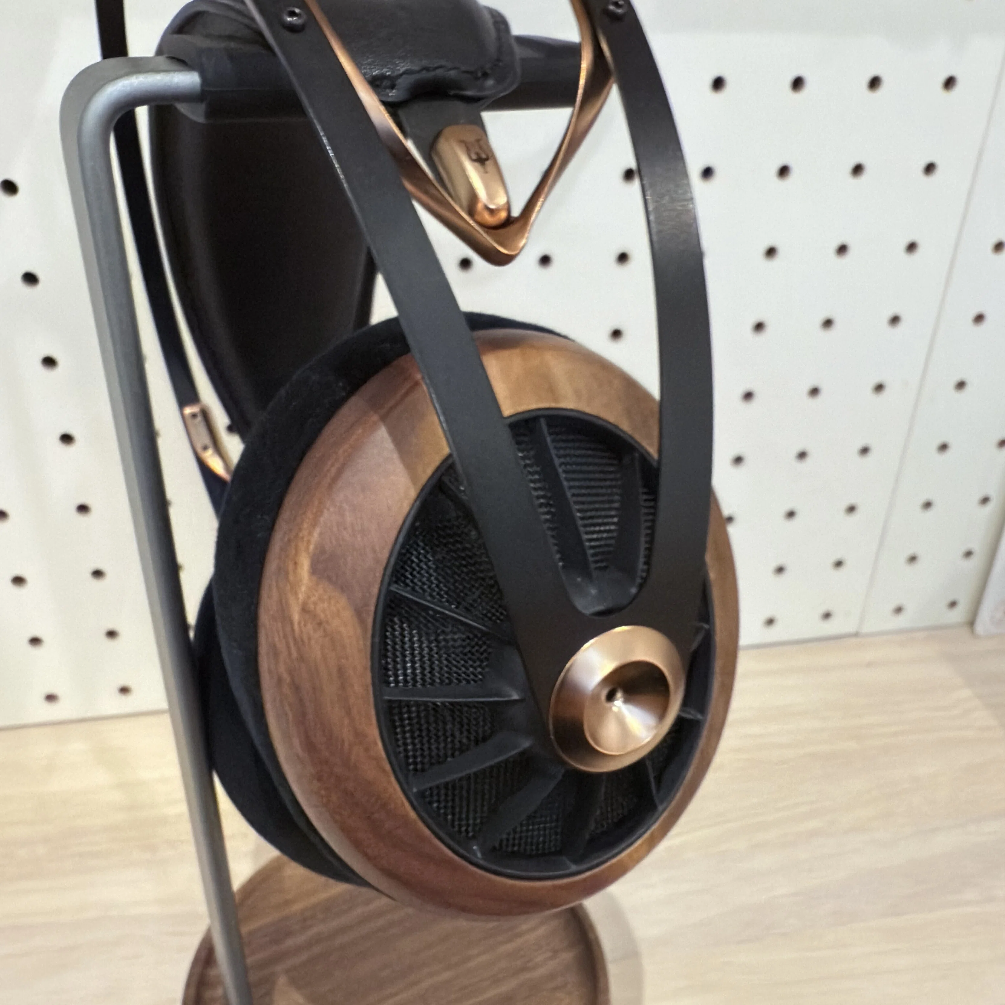 MEZE Audio 109 PRO」-風通しが良く、見た目も音質もオーガニック