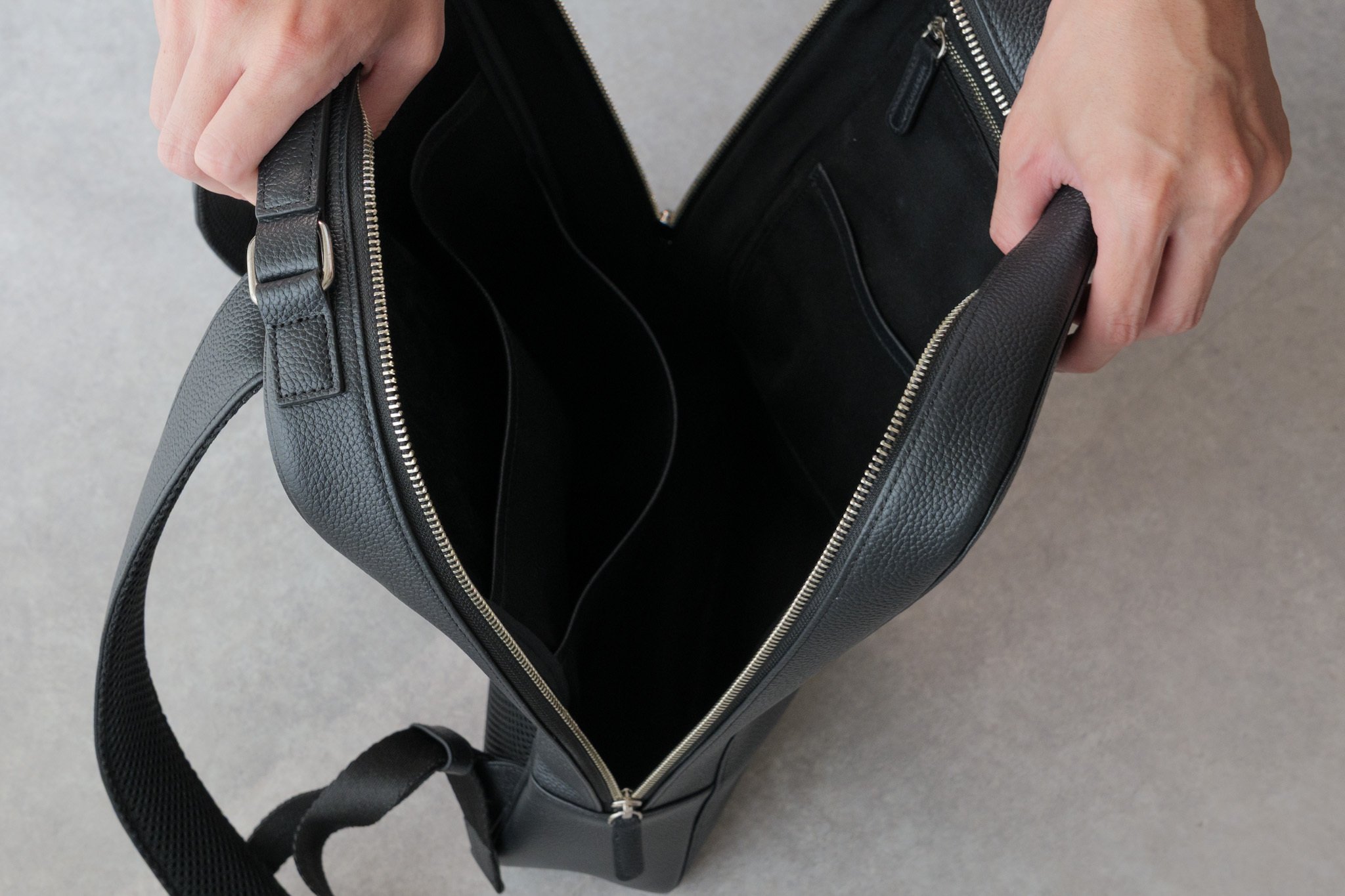 これひとつで十分と思えるバッグ。muon「THE Backpack - Black